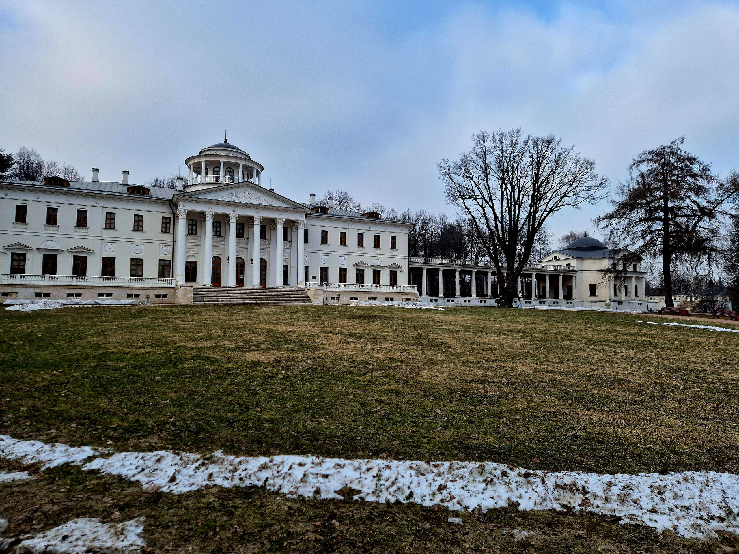 Ну и финальный аккорд - действующий музей-усадьба Остафьево.