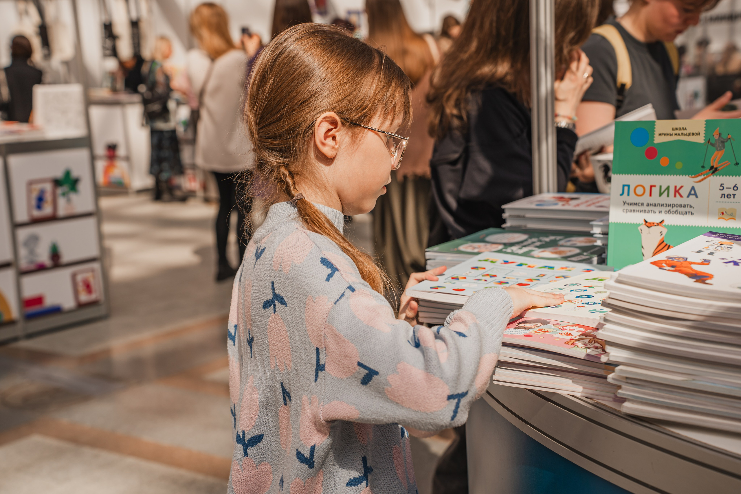 МИФ Non/fictio№ 2025 стенды. Репортажный фотограф Анастасия Рубцова