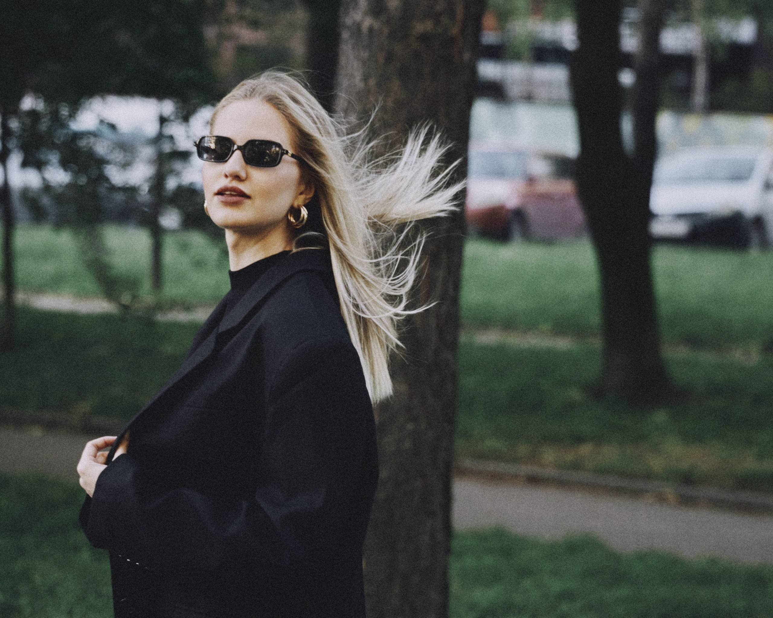 современный деловой женский портрет в городском парке