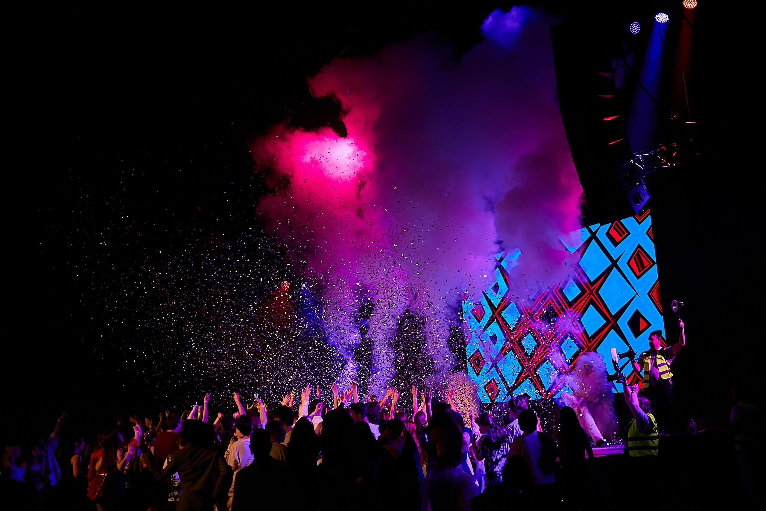 Выпускной 2024 концертный зал Академия ВТБ. Фотограф и Видеограф в Москве. Олег Корушев