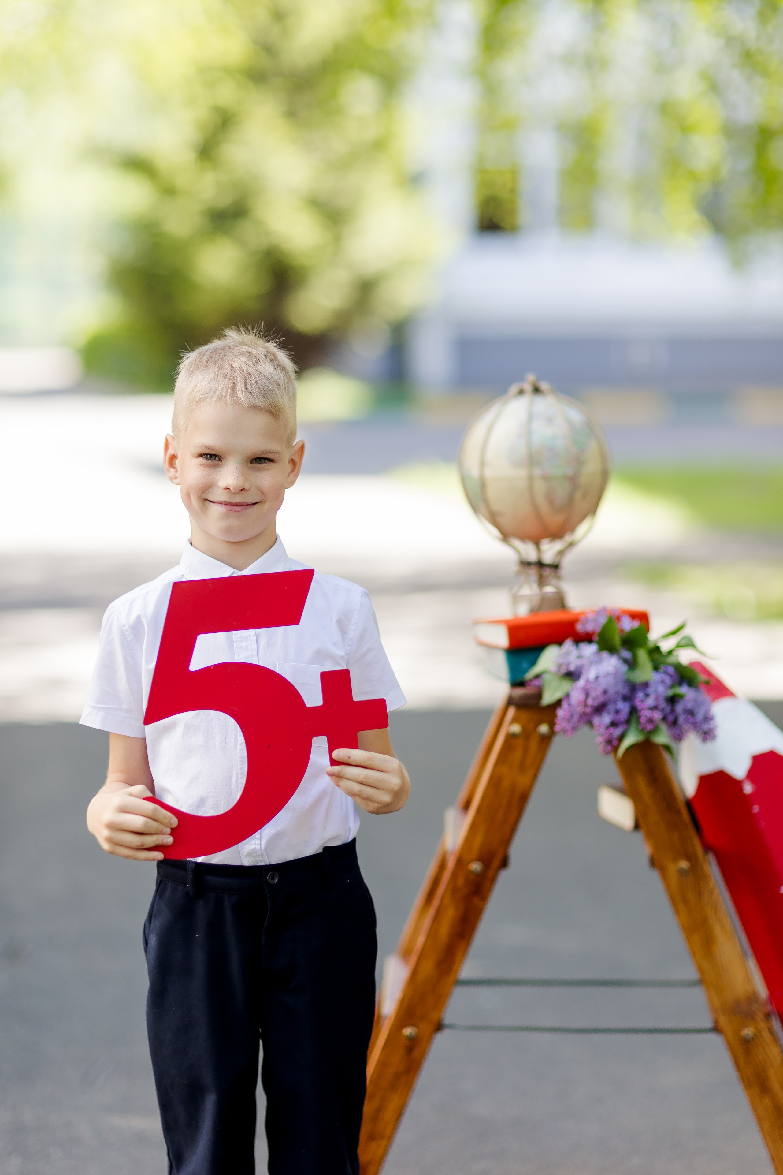 Портрет мальчика с пятеркой на улице