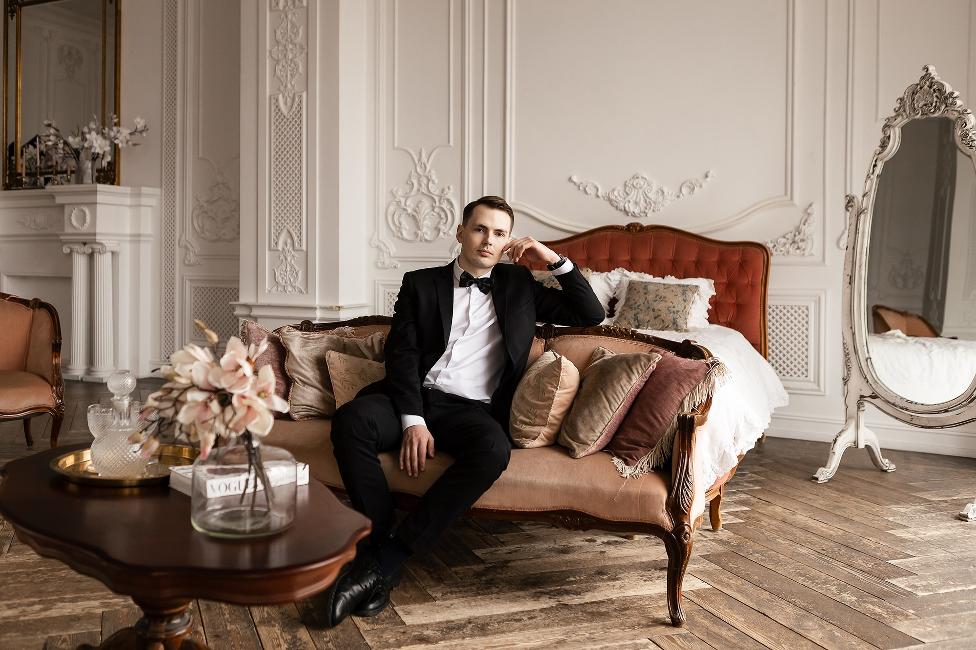 Фото жениха сидящего на диване