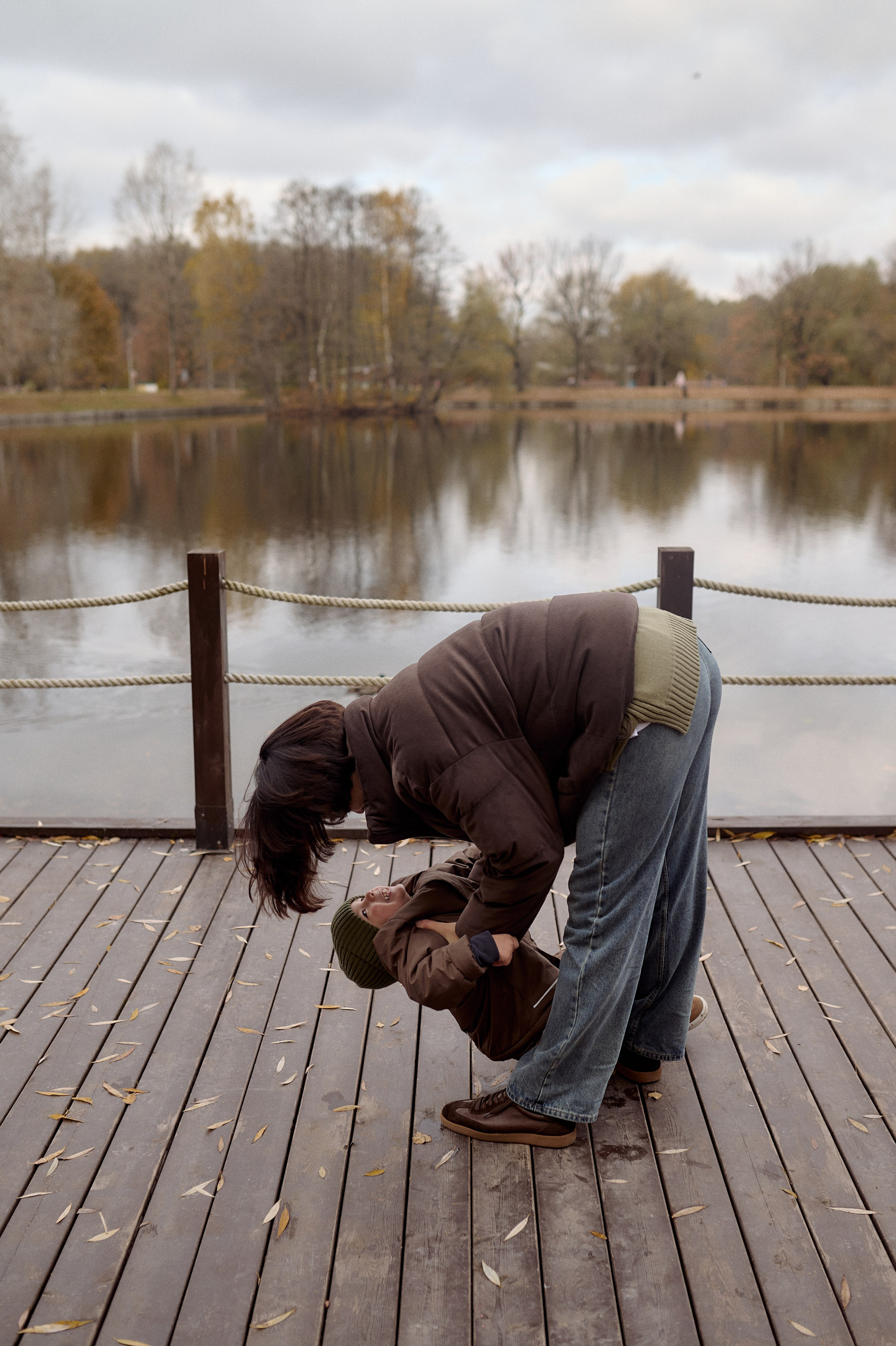 Вова, Юля и Максим в осеннем парке. Семейный и свадебный lifestyle-фотограф в Москве Мария Петрова