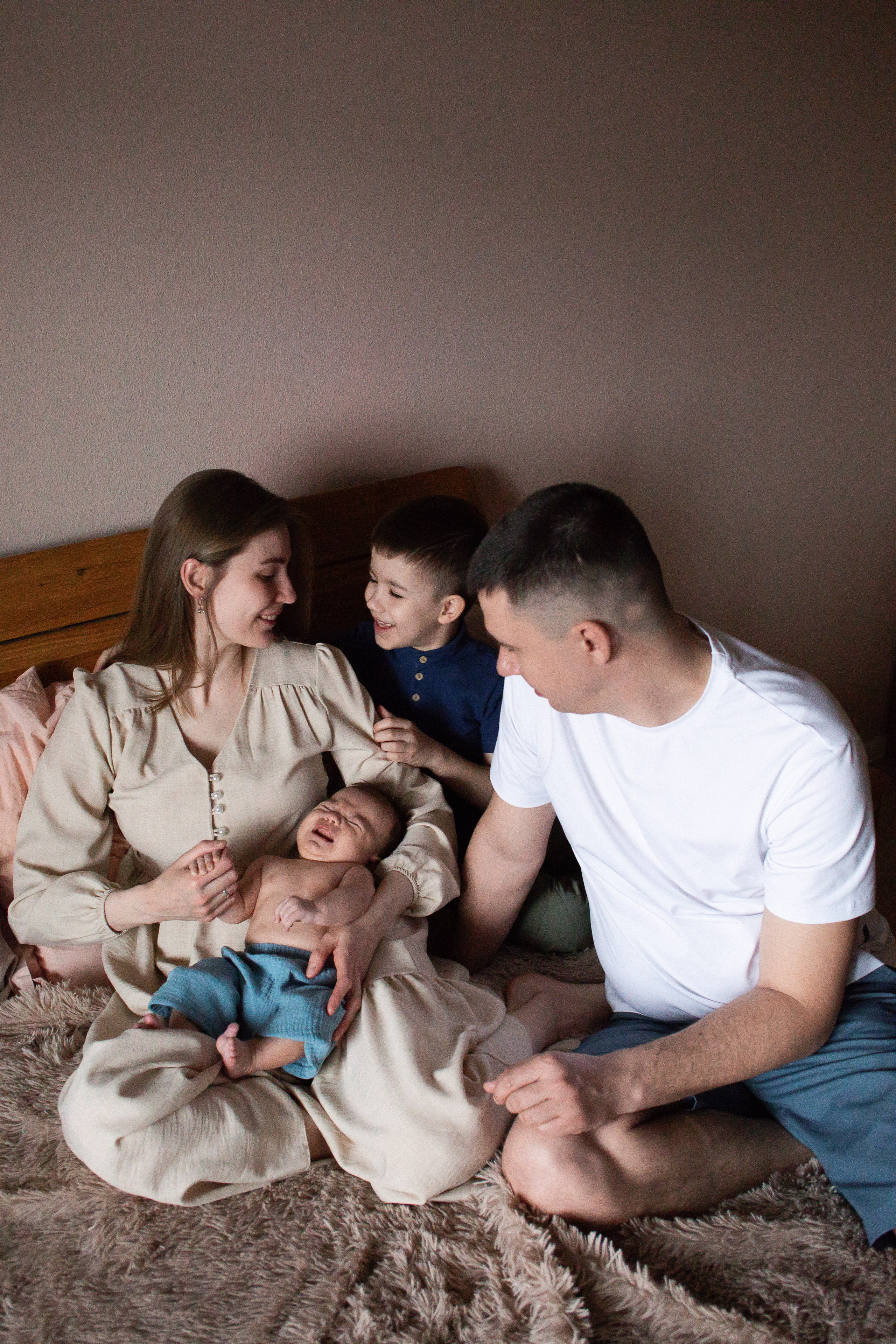 Оля, Андрей, Даня и Паша, домашняя фотосессия с грудничком. Семейный фотограф в Москве Марина Петра