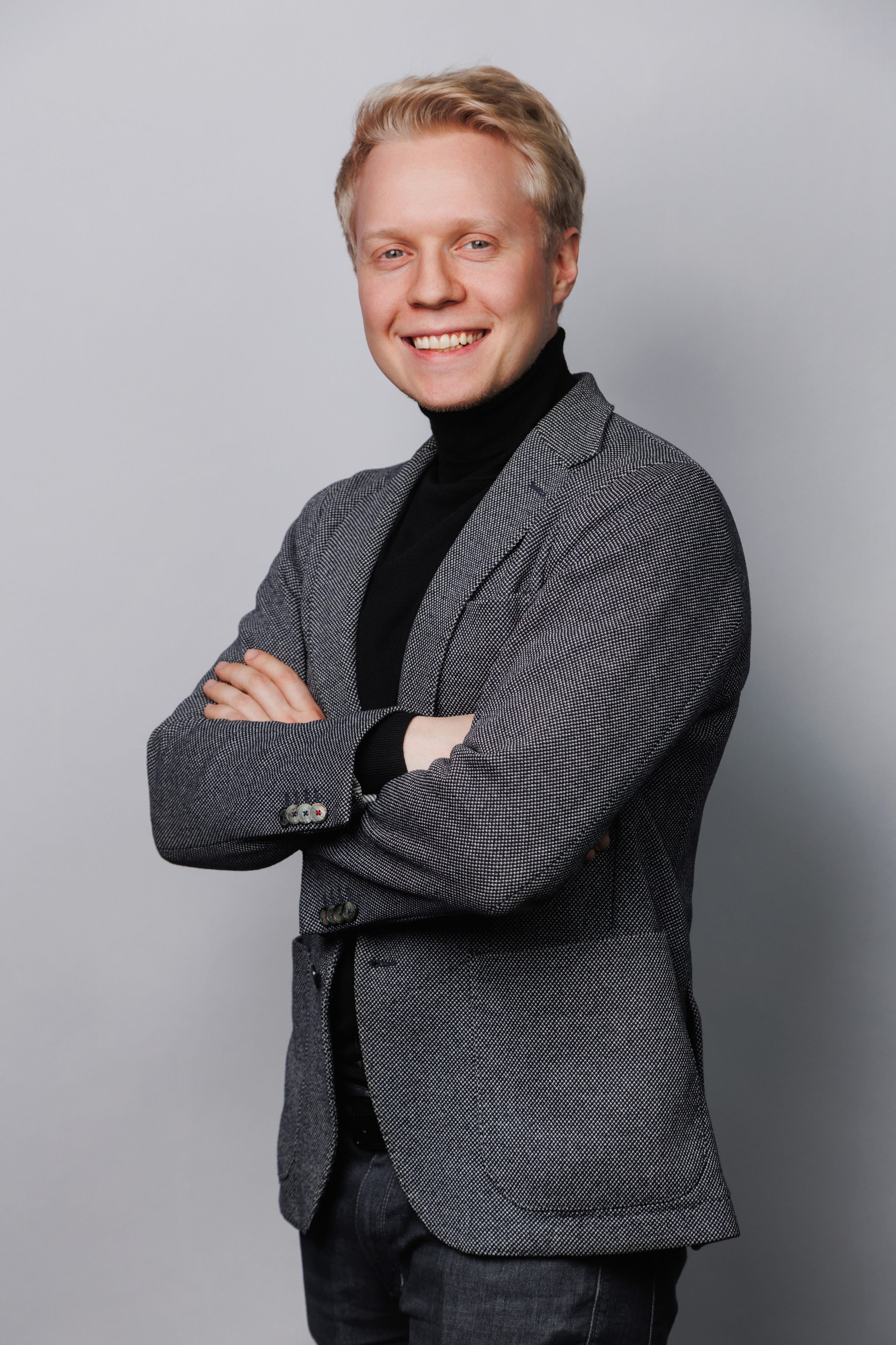 Студийный портрет IT-специалиста на сером фоне для карточки сотрудника. Фотограф Жуков Василий.