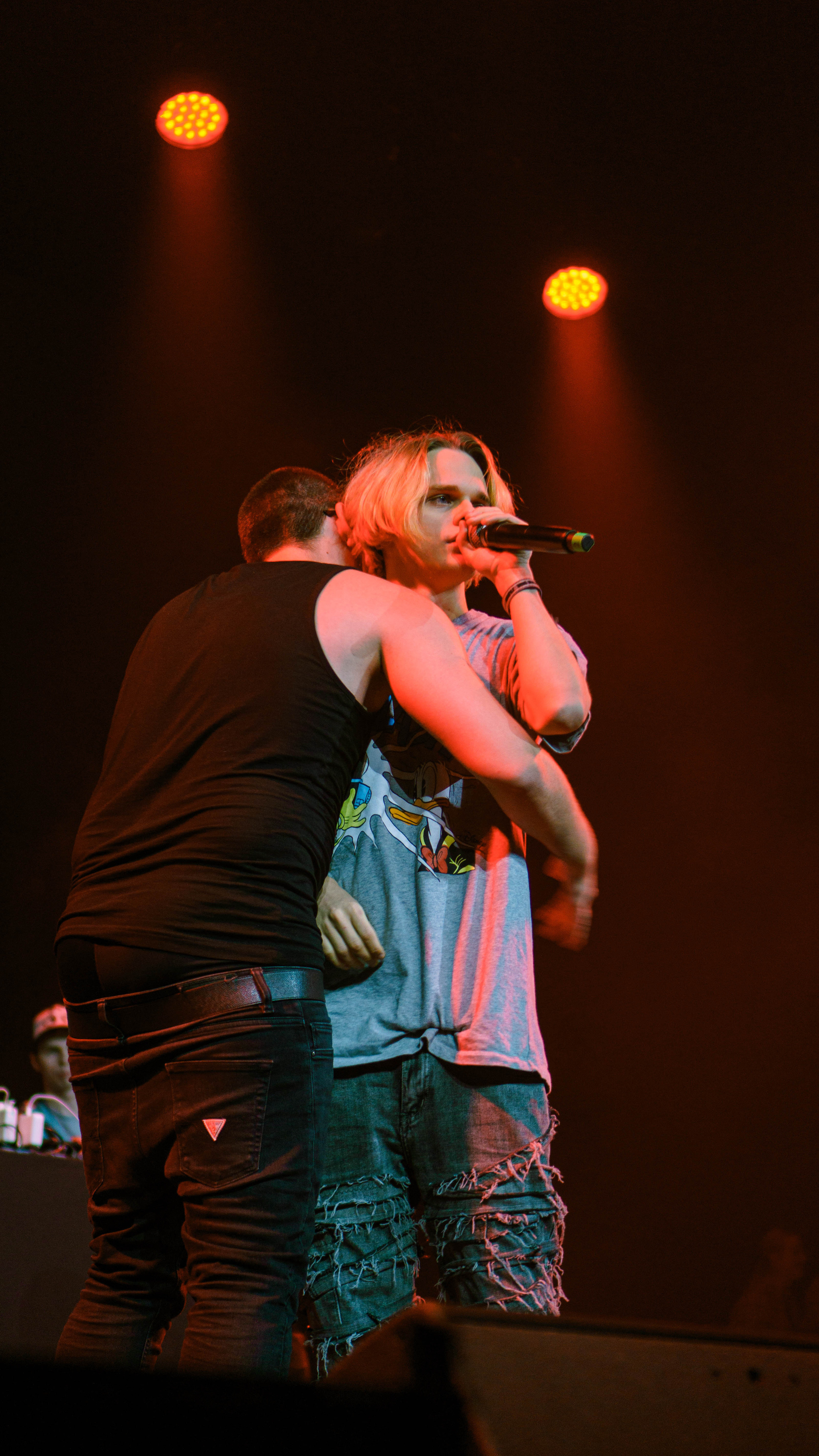 Bushido Zho и Scally Miano обнимаются на выступлении