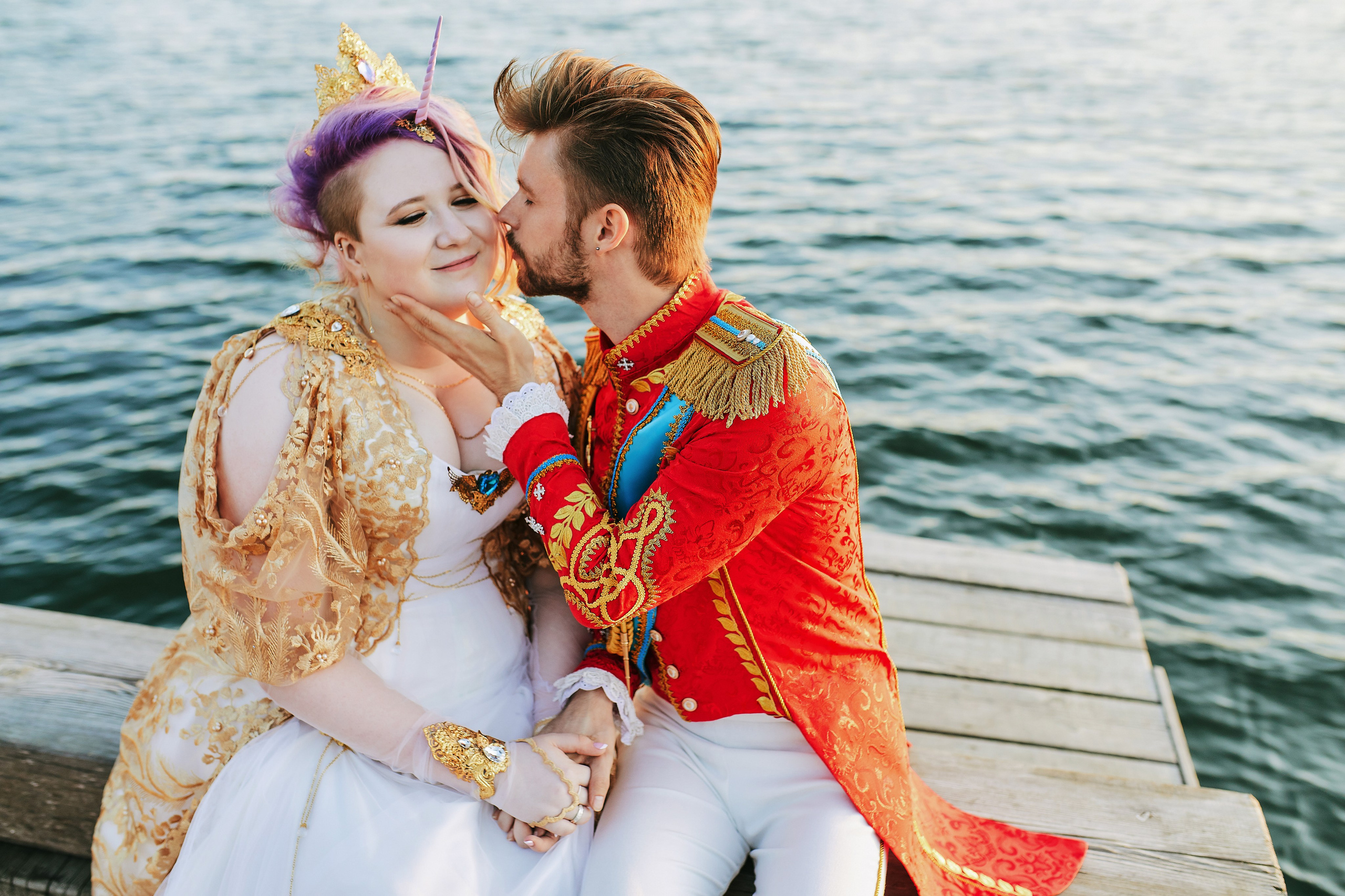 Свадебная фотосъёмка на деревянной лавочке у моря