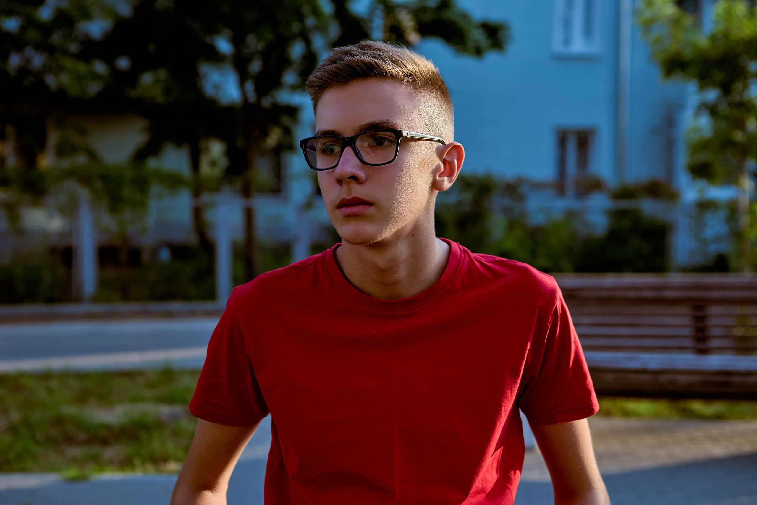 Портрет юноши на улице в Городской среде. Фотограф Дзержинск