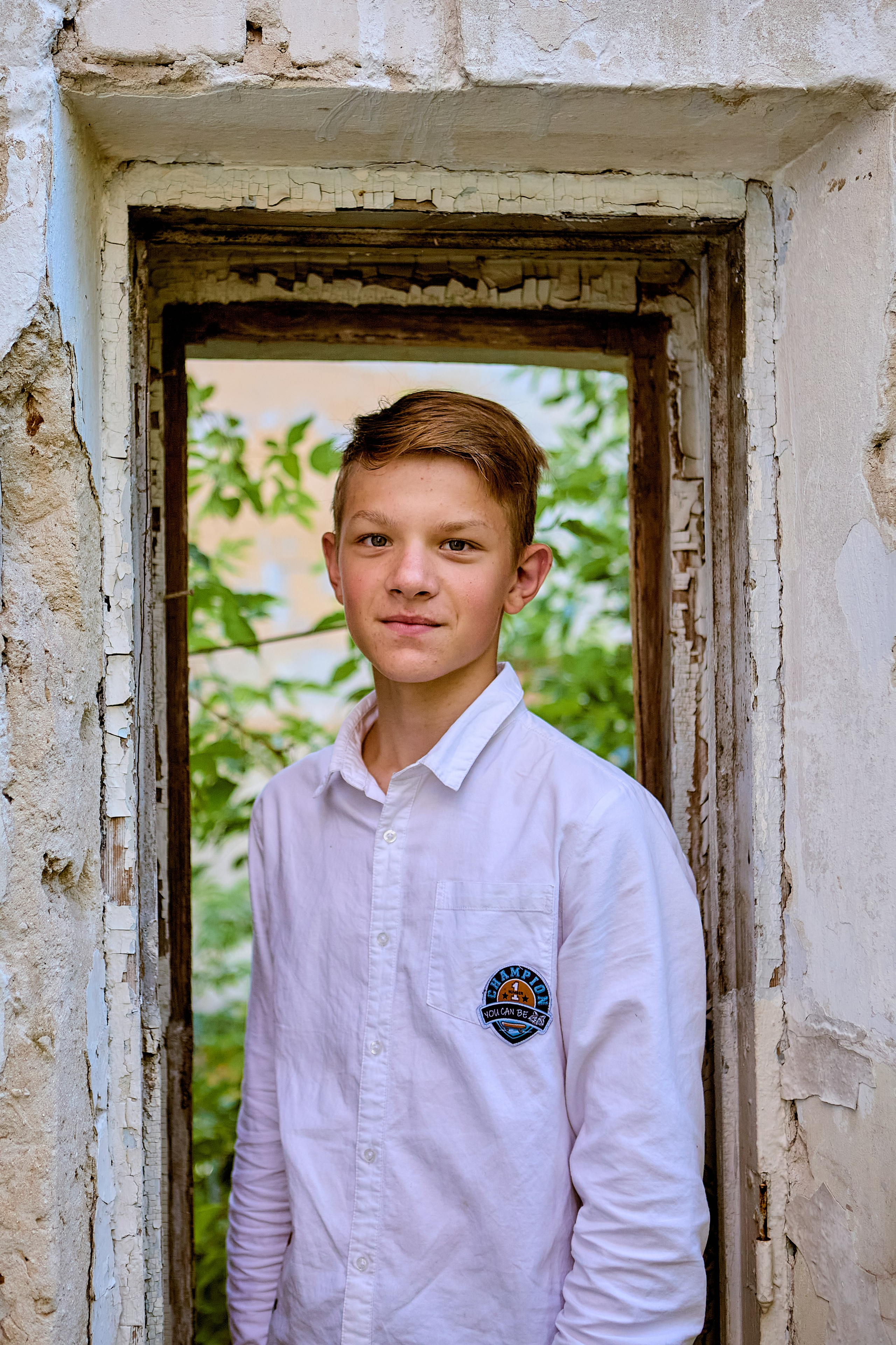 У окна заброшенного здания Портрет делового стиля