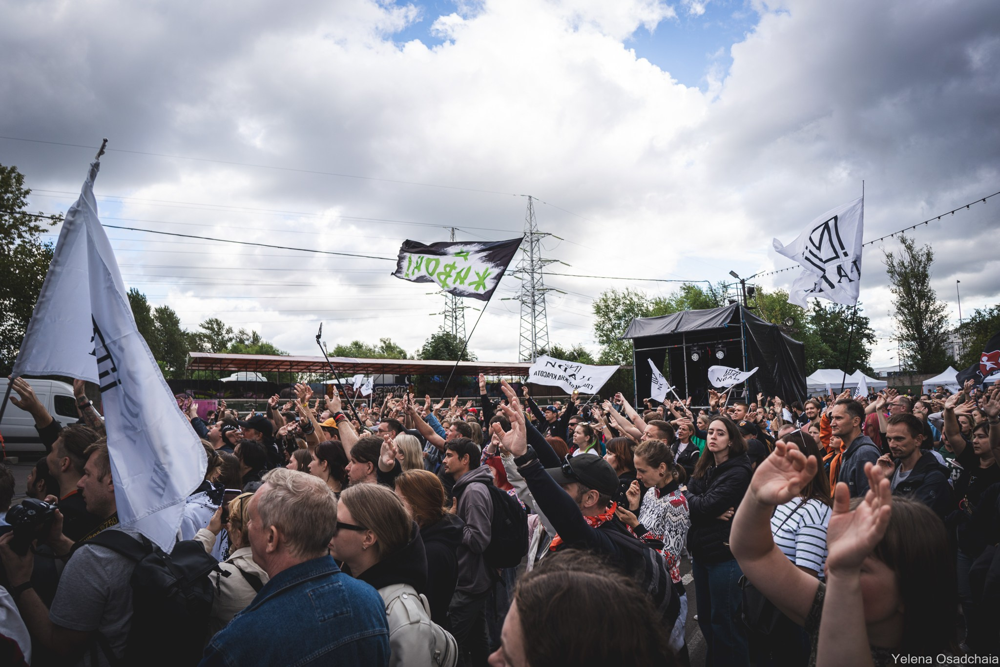 Живой 2025 — День 1. Елена Осадчая — фотографирую музыку на сцене и в жизни