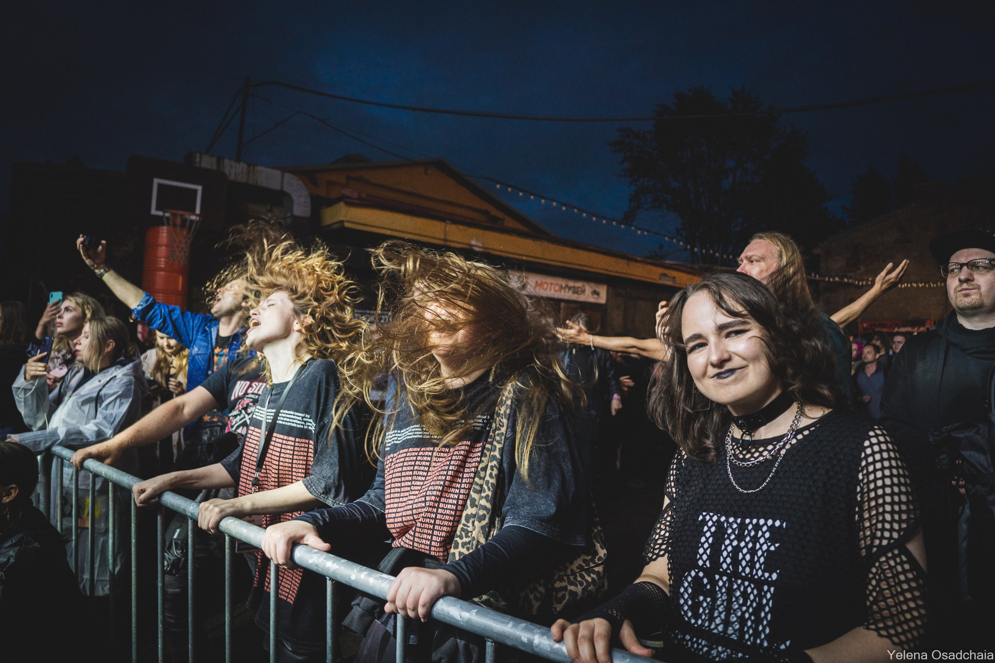 Живой 2025 — День 1. Елена Осадчая — фотографирую музыку на сцене и в жизни