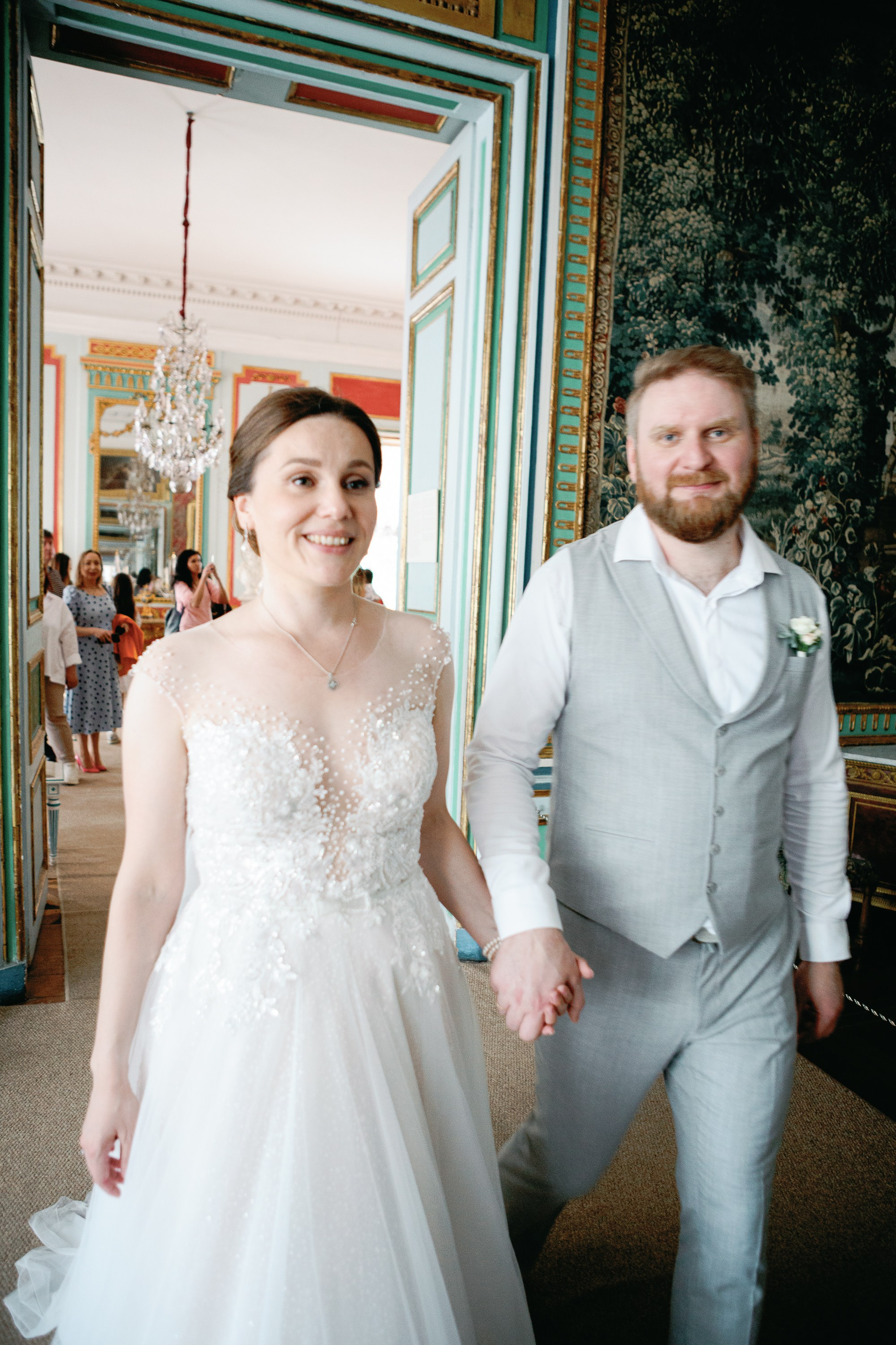 Музей заповедник Кусково. Жених и невеста стоят внутри дворца.
