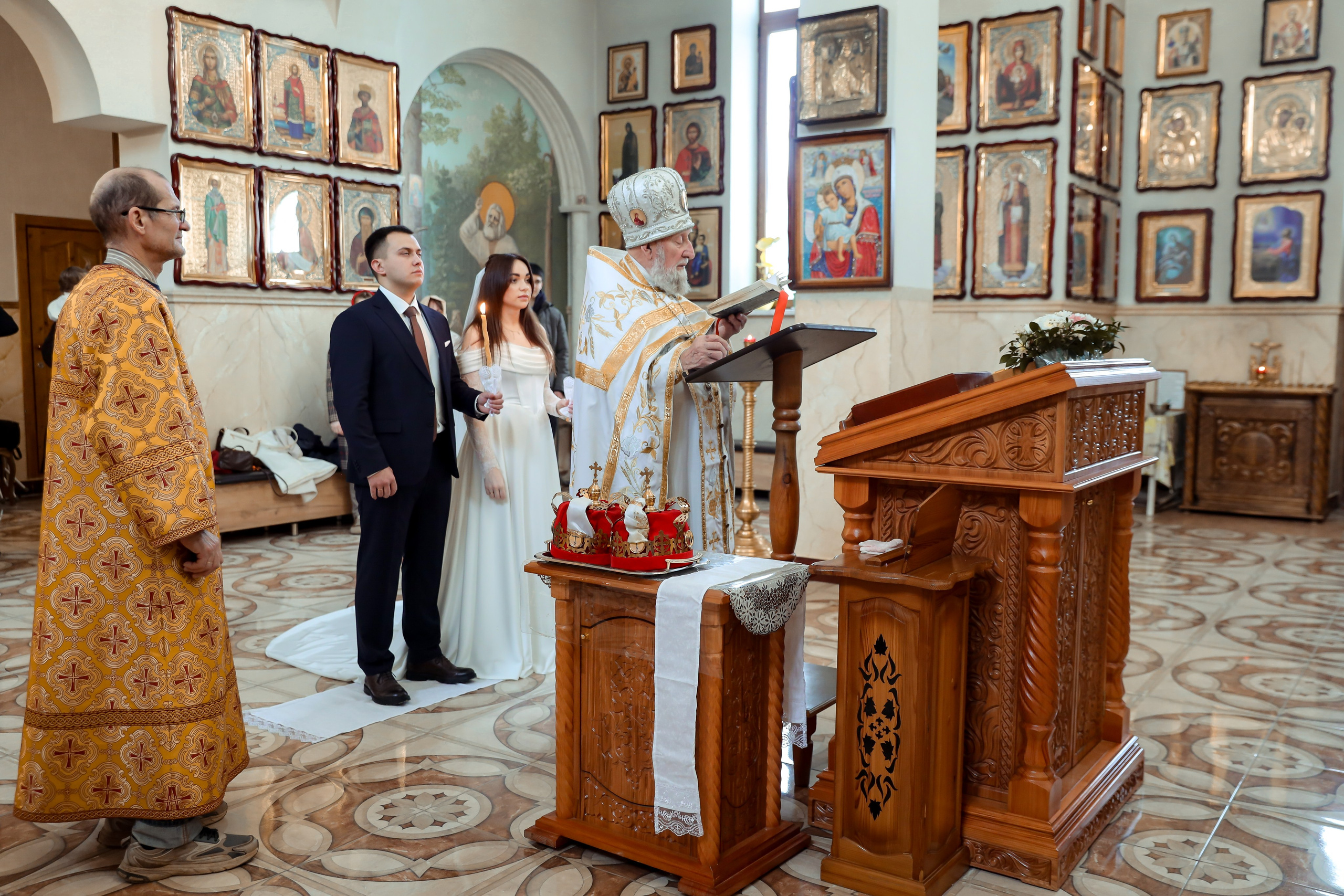 Венчание в церкви в Алуште. Свадебный фотограф в Крыму