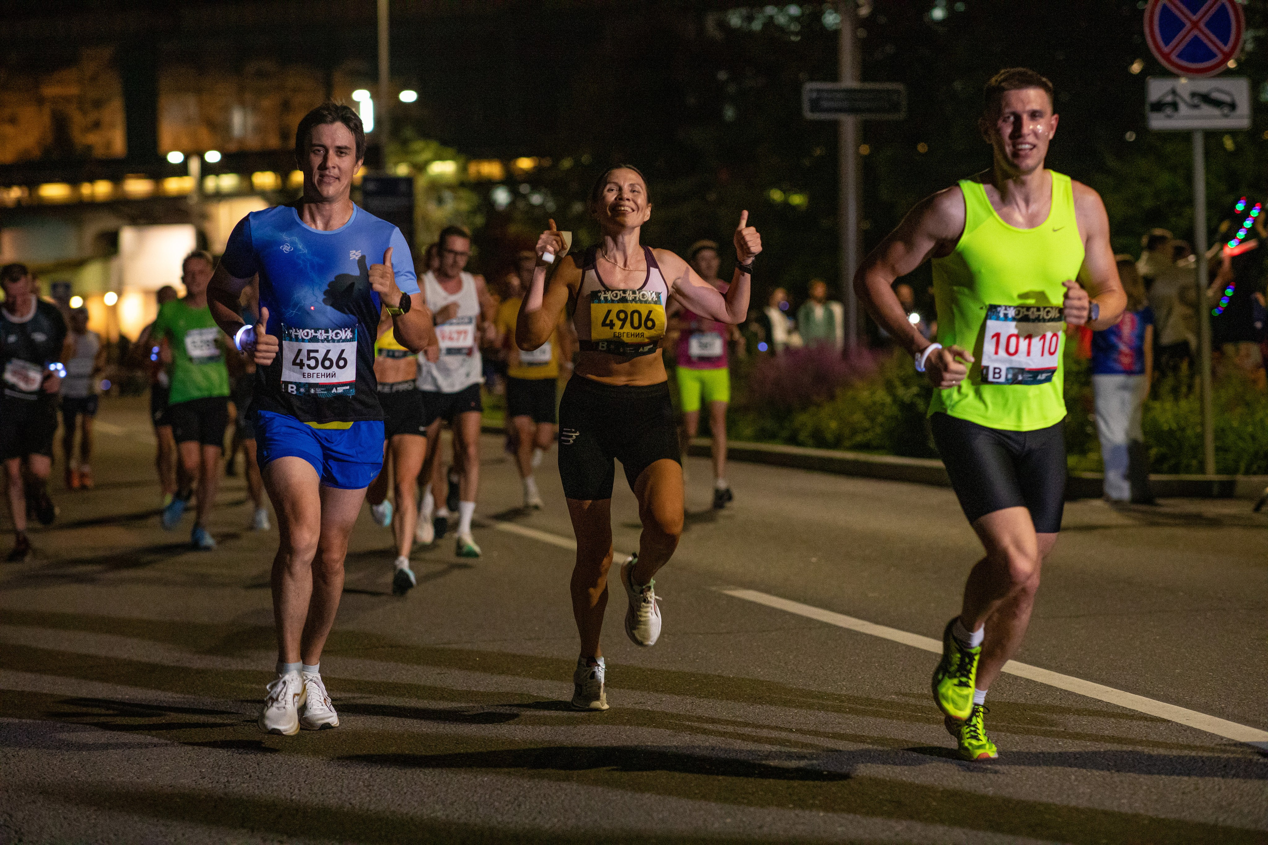 Ночной забег в ленте фотографий бегунов 03.08.24. Фотограф Сергей Ловкий