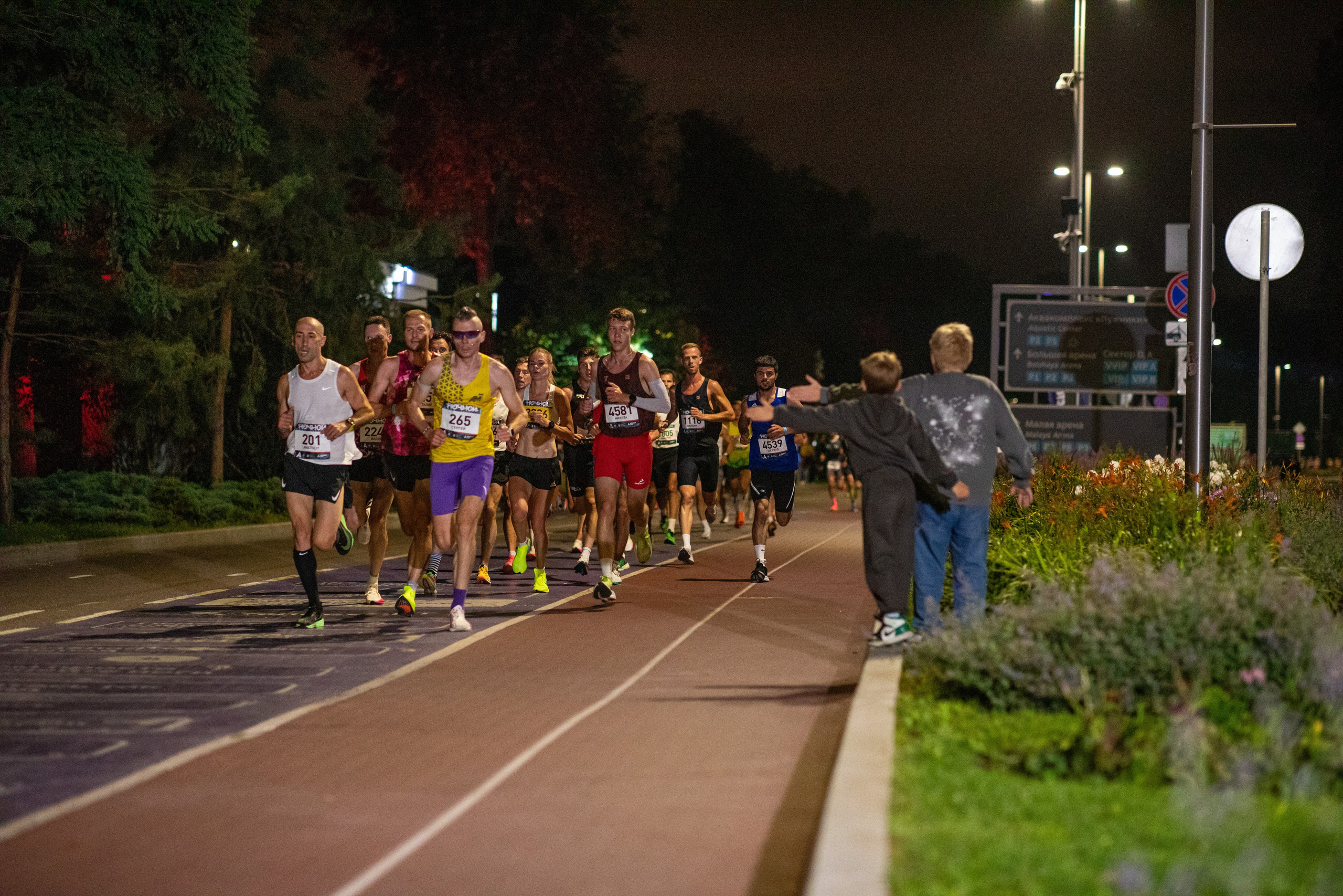 Ночной забег в ленте фотографий бегунов 03.08.24. Фотограф Сергей Ловкий