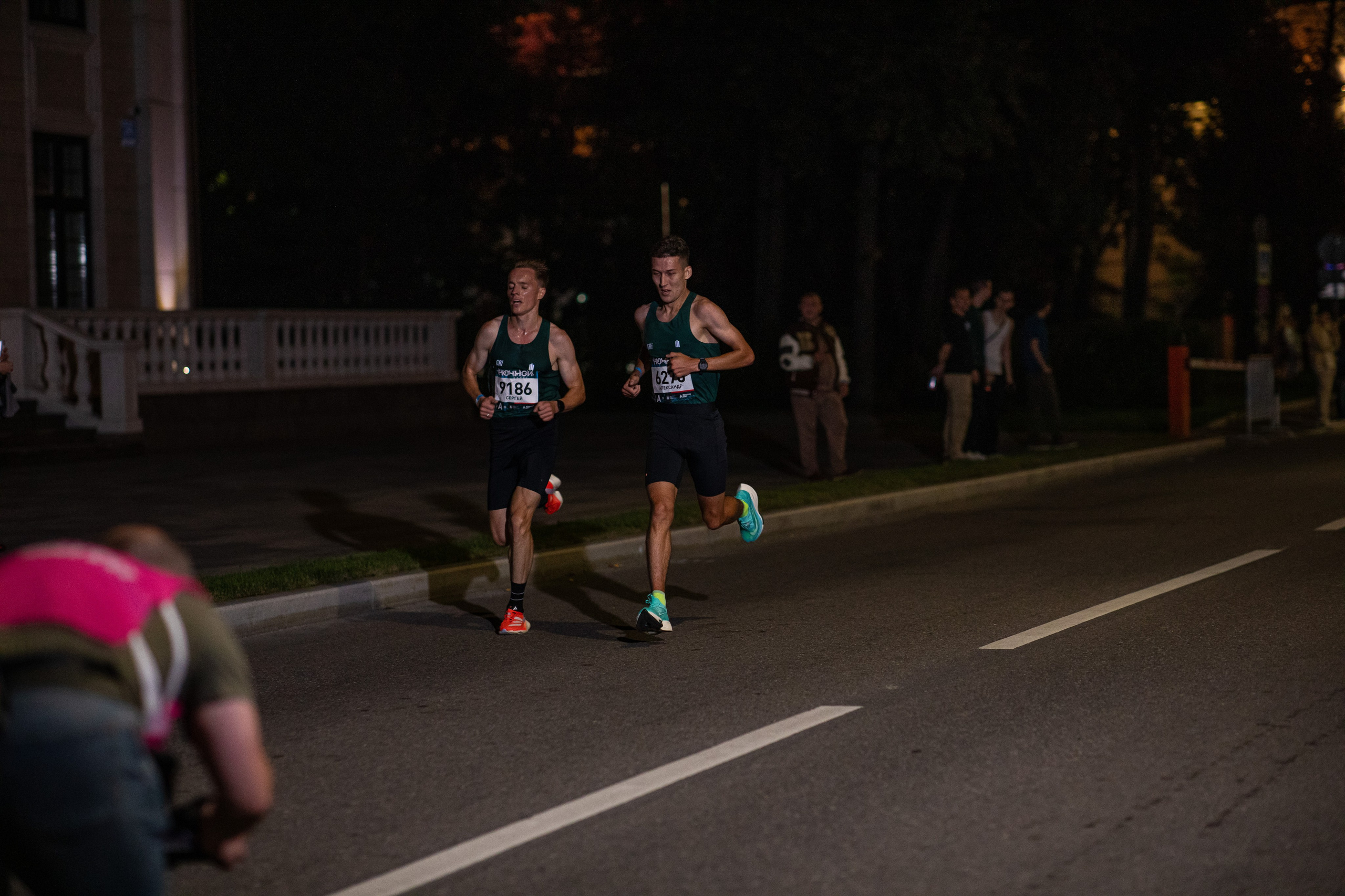 Ночной забег в ленте фотографий бегунов 03.08.24. Фотограф Сергей Ловкий