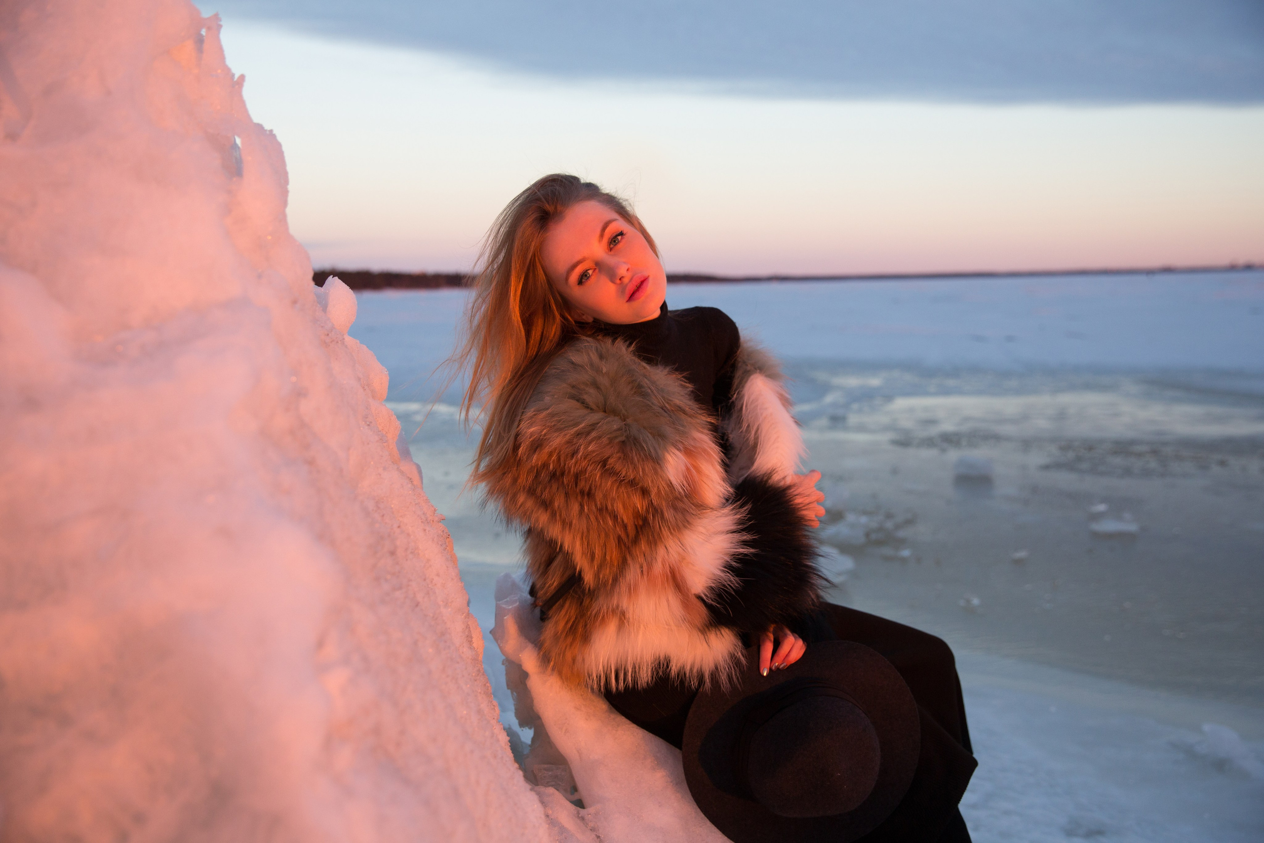 Девушка на берегу Финского залива на закате портрет