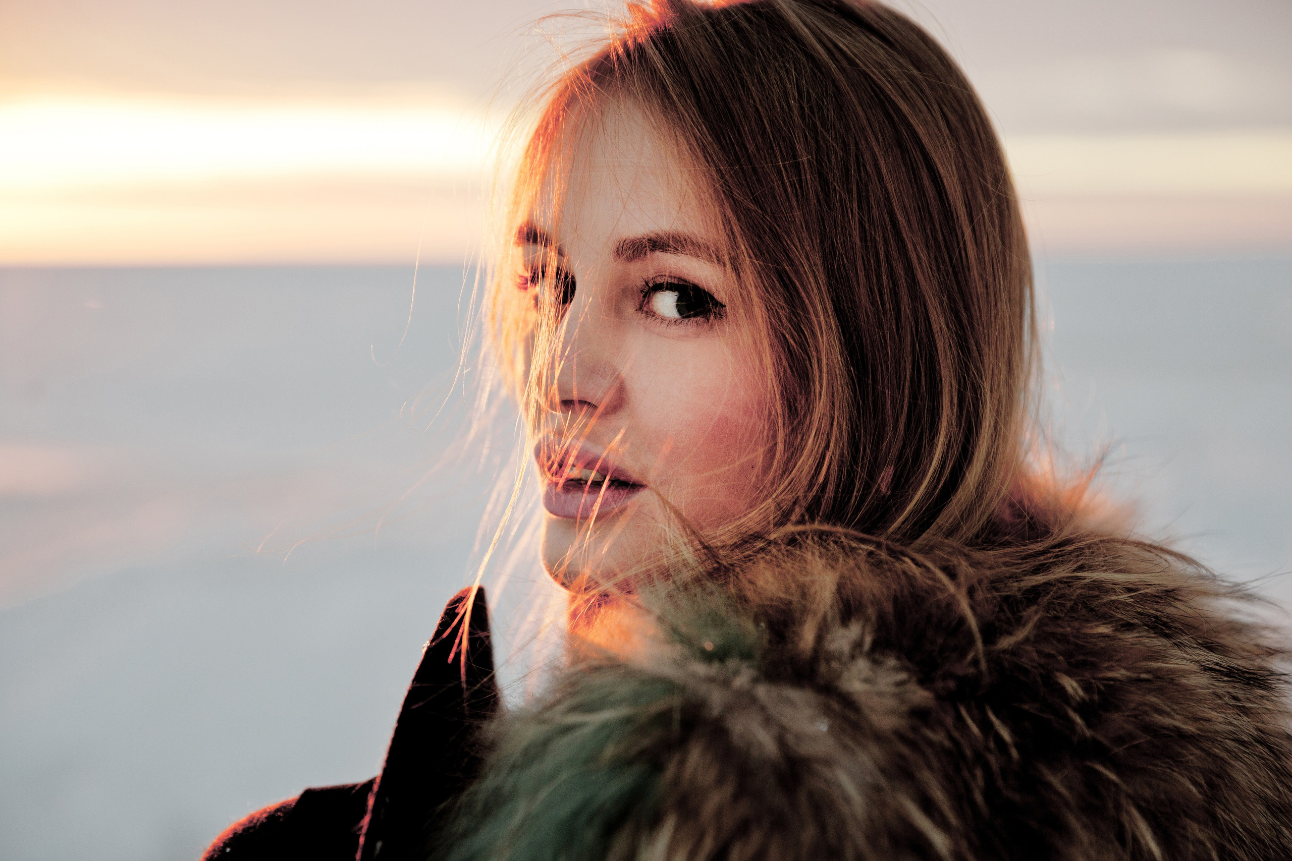 Девушка на берегу Финского залива на закате портрет