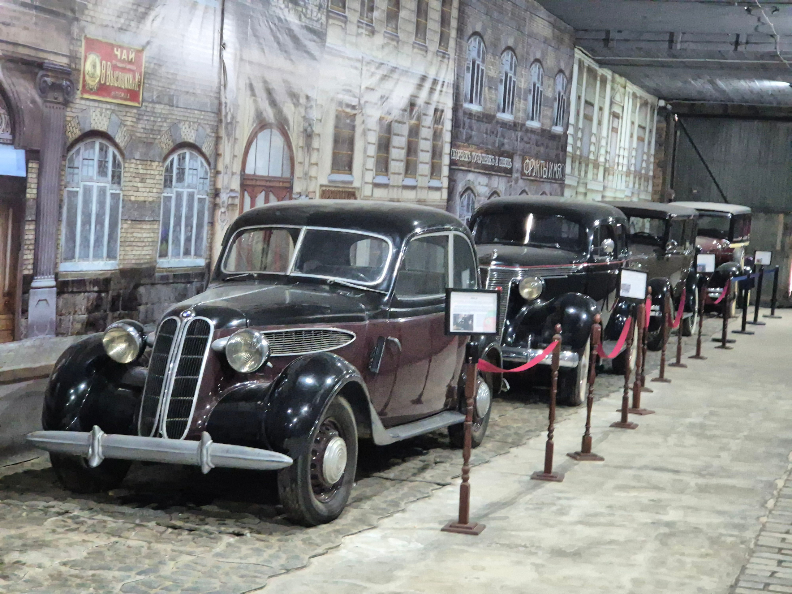 Гараж с кино-авто. Все машины в рабочем состоянии