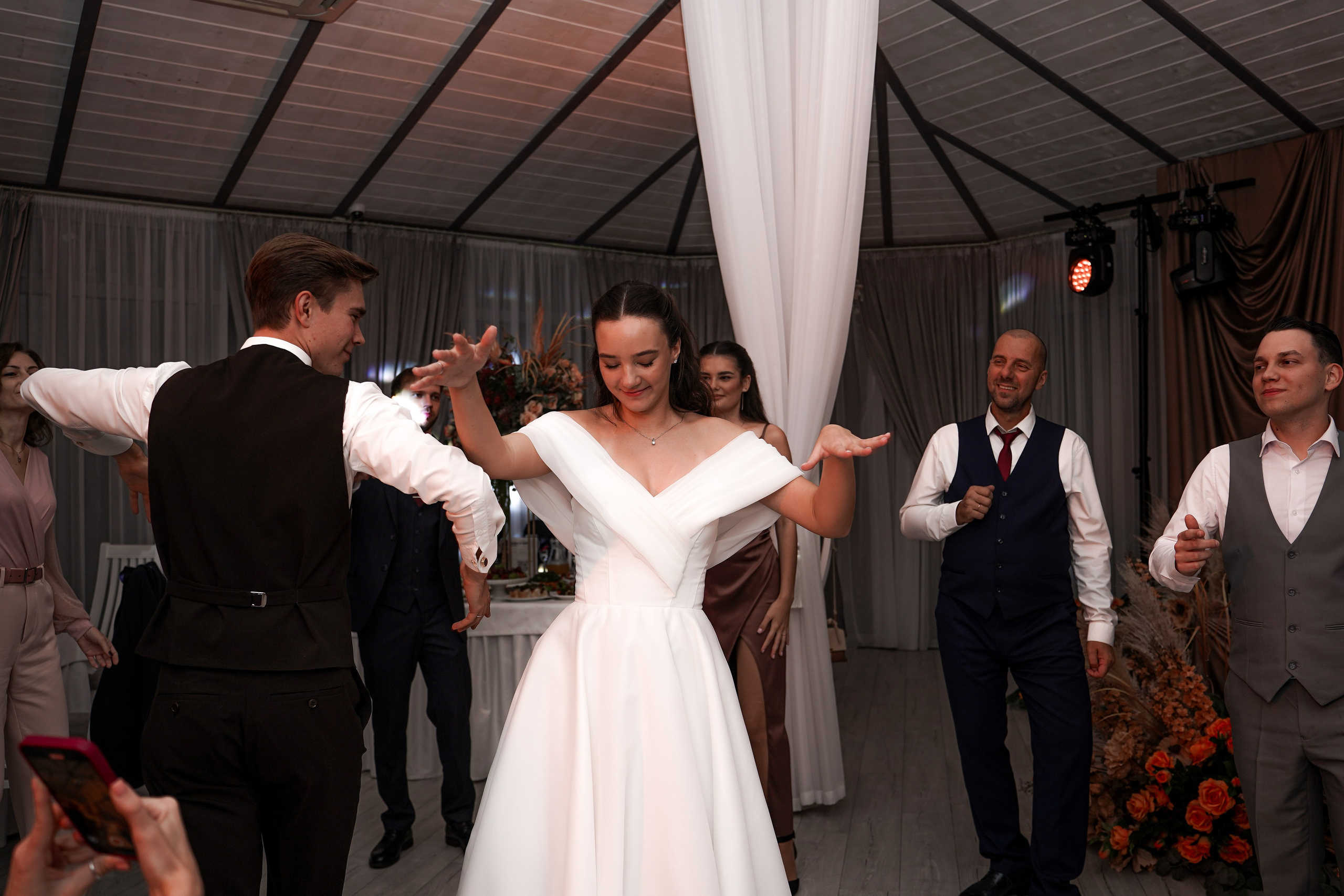 Свадебный банкет в беседке. Свадебный фотограф в Ростове-на-Дону. Таинство Крещения и Венчания, семейные фотосессии. Алёна Чёботова