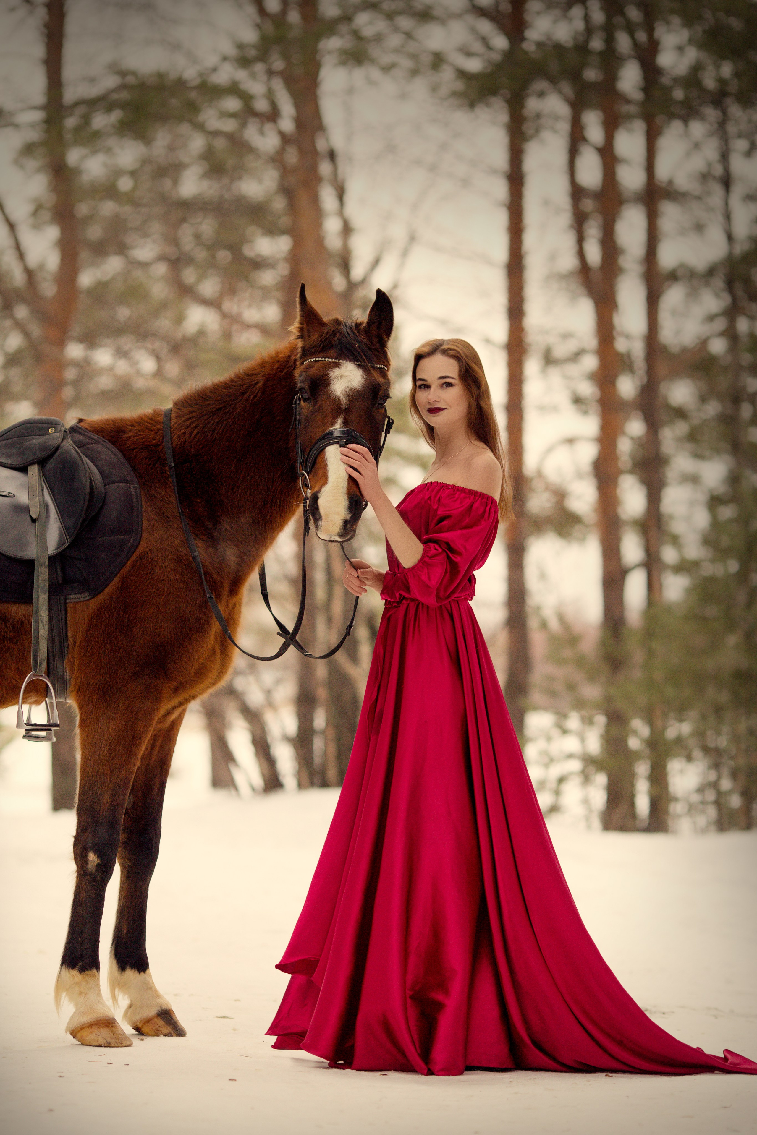 Фотосессия с лошадью в красном платье