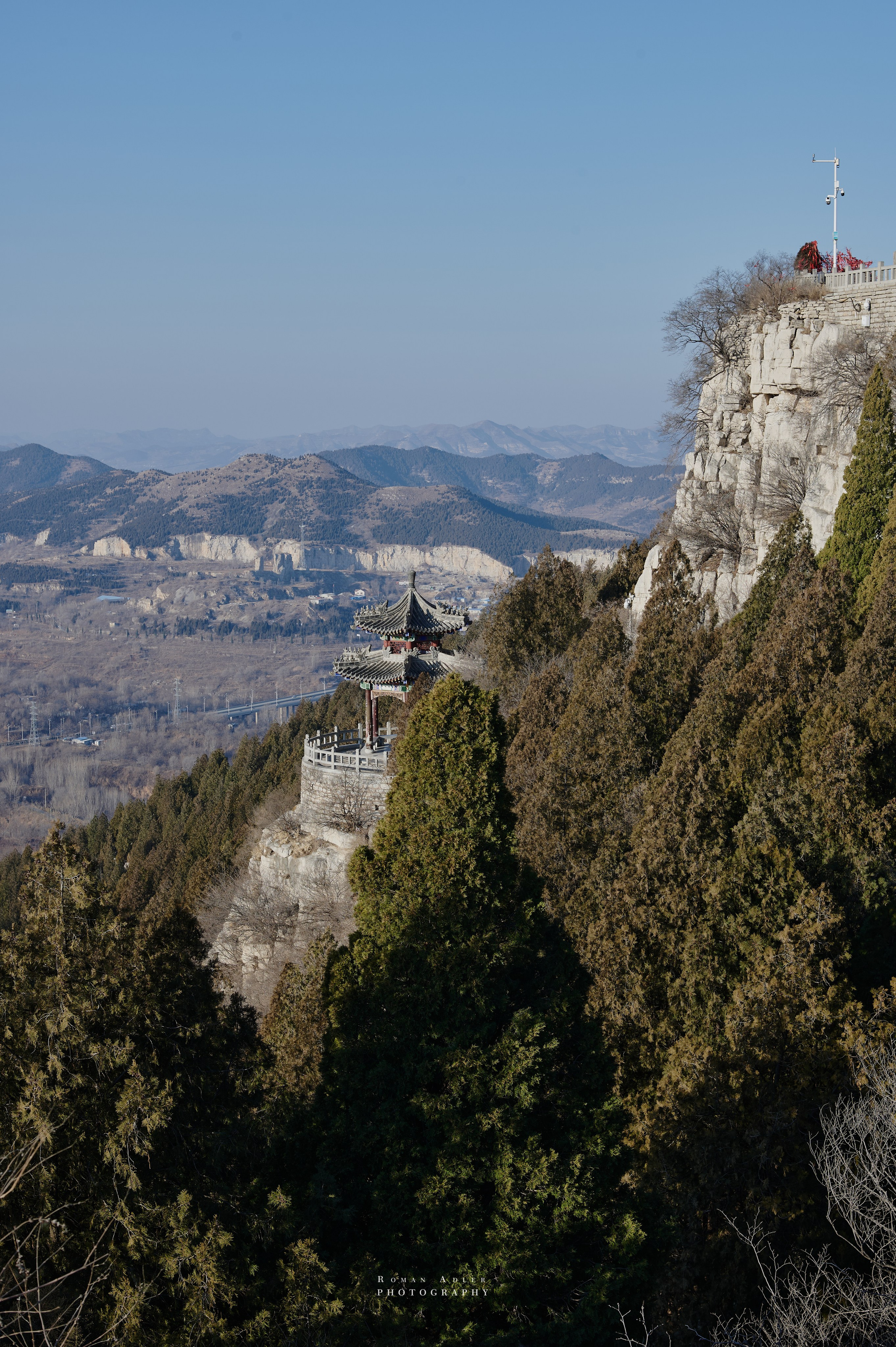 Рассвет на храмовой горе Юнмень. Цинчжоу. Фотограф Роман Адлер