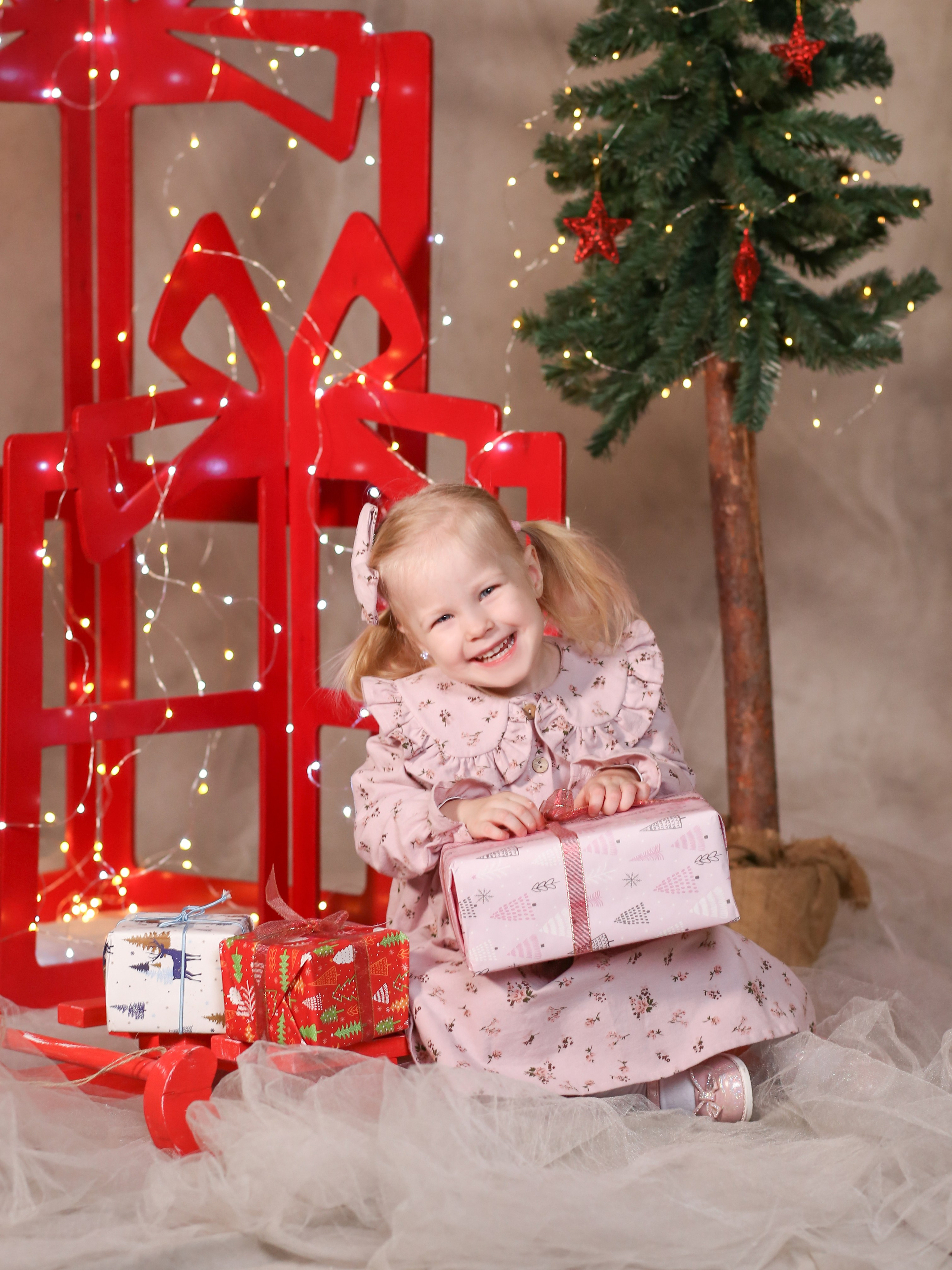 Общее фото в детском саду с выездным реквизитом в Тюмени. Выпускные альбомы в Тюмени для школ, садов, вузов спортивных секций