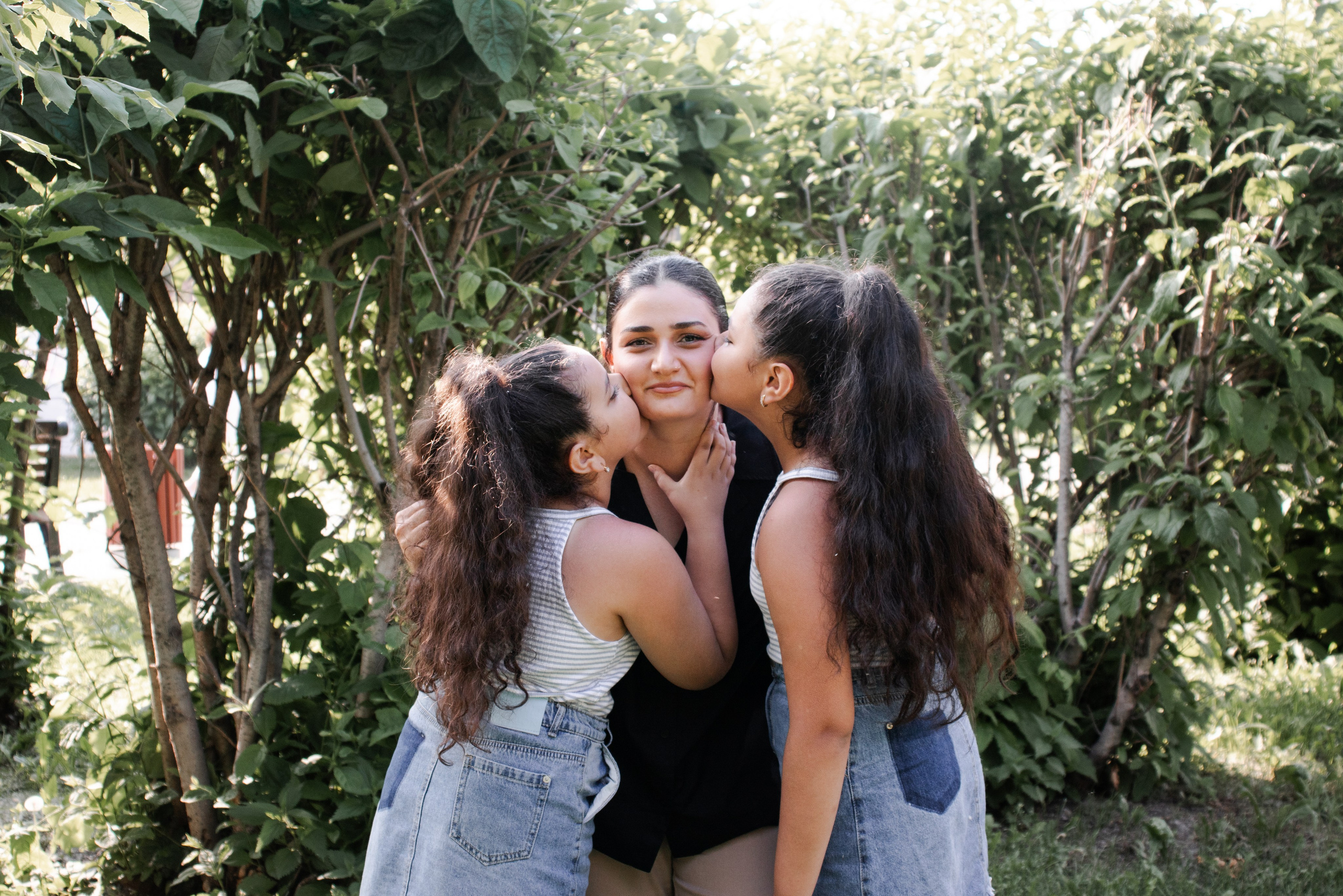 Семейная прогулочная летняя фотосессия в городском саду города Томска