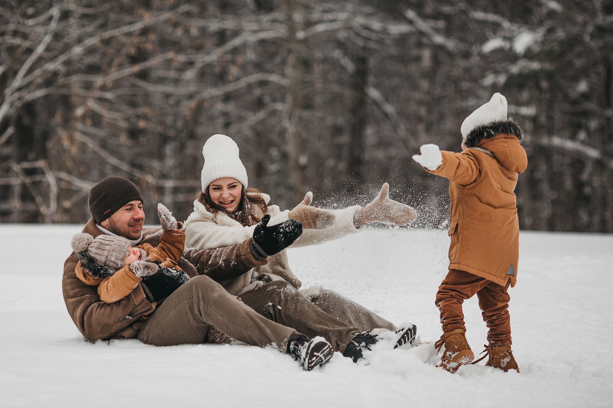 Ира, Женя, Мирон, Платон в зимнем лесу. Семейный фотограф в Москве Марина Петра