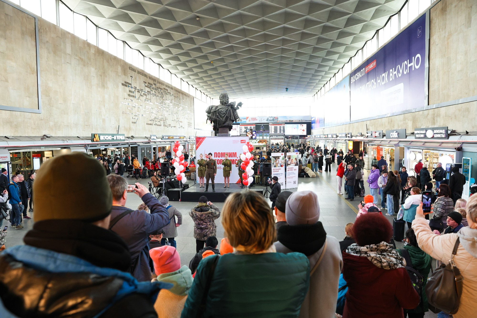 Концерт к 9 мая на Московском вокзале. Фотограф Дарья Попова