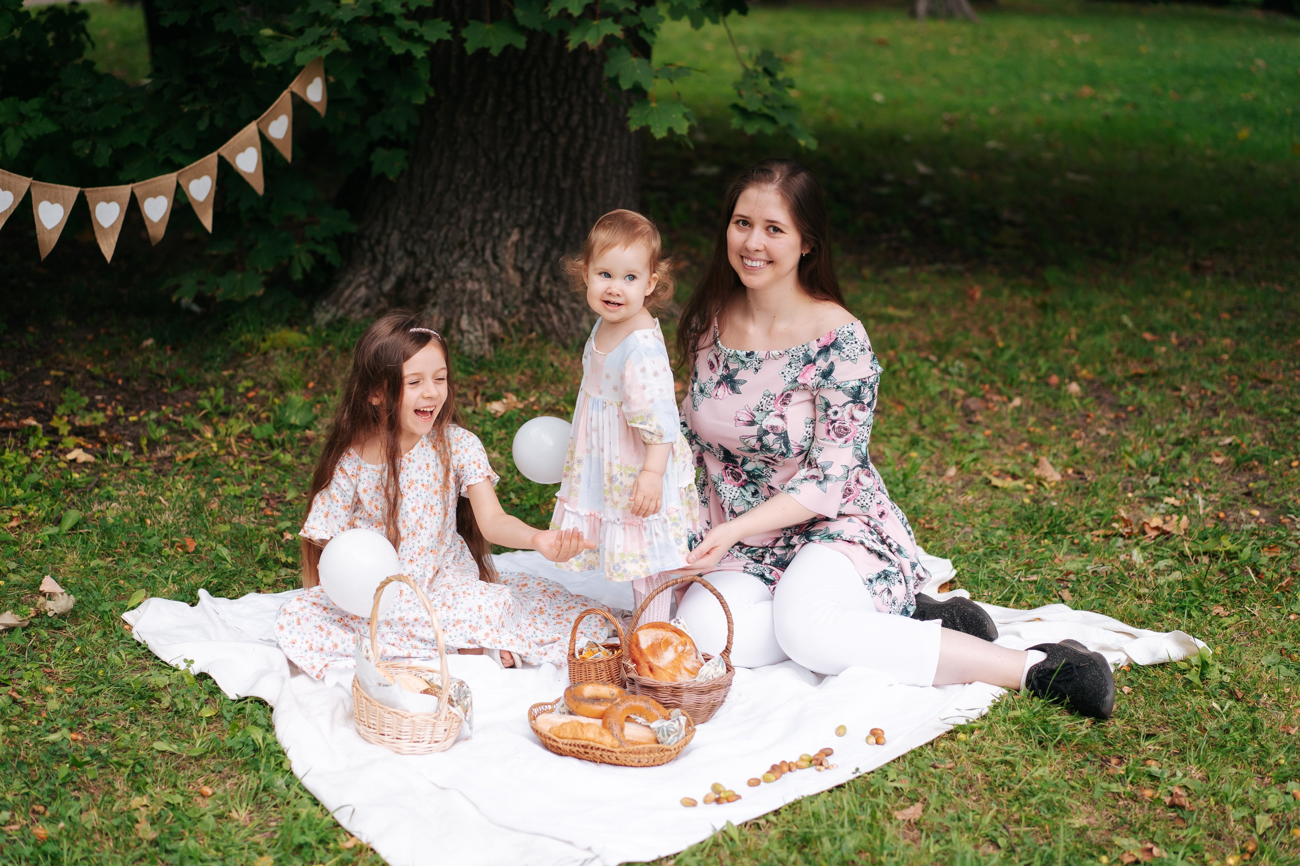 Евангелина с мамой в парке. Детская, семейная фотостудия в Санкт-Петербурге