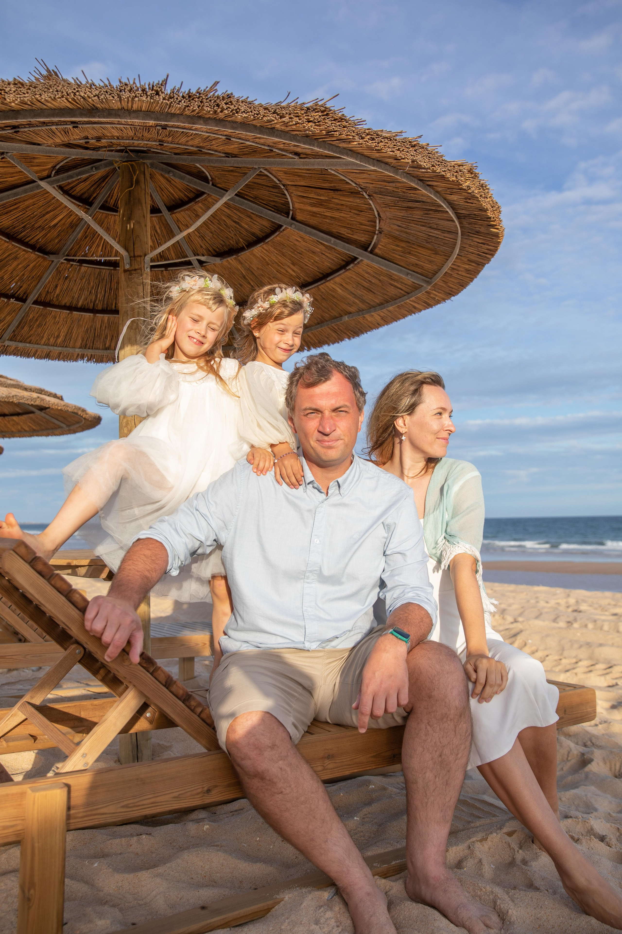 Family on the ocean. Professional Photographer in Portugal. Oksana Lomnova