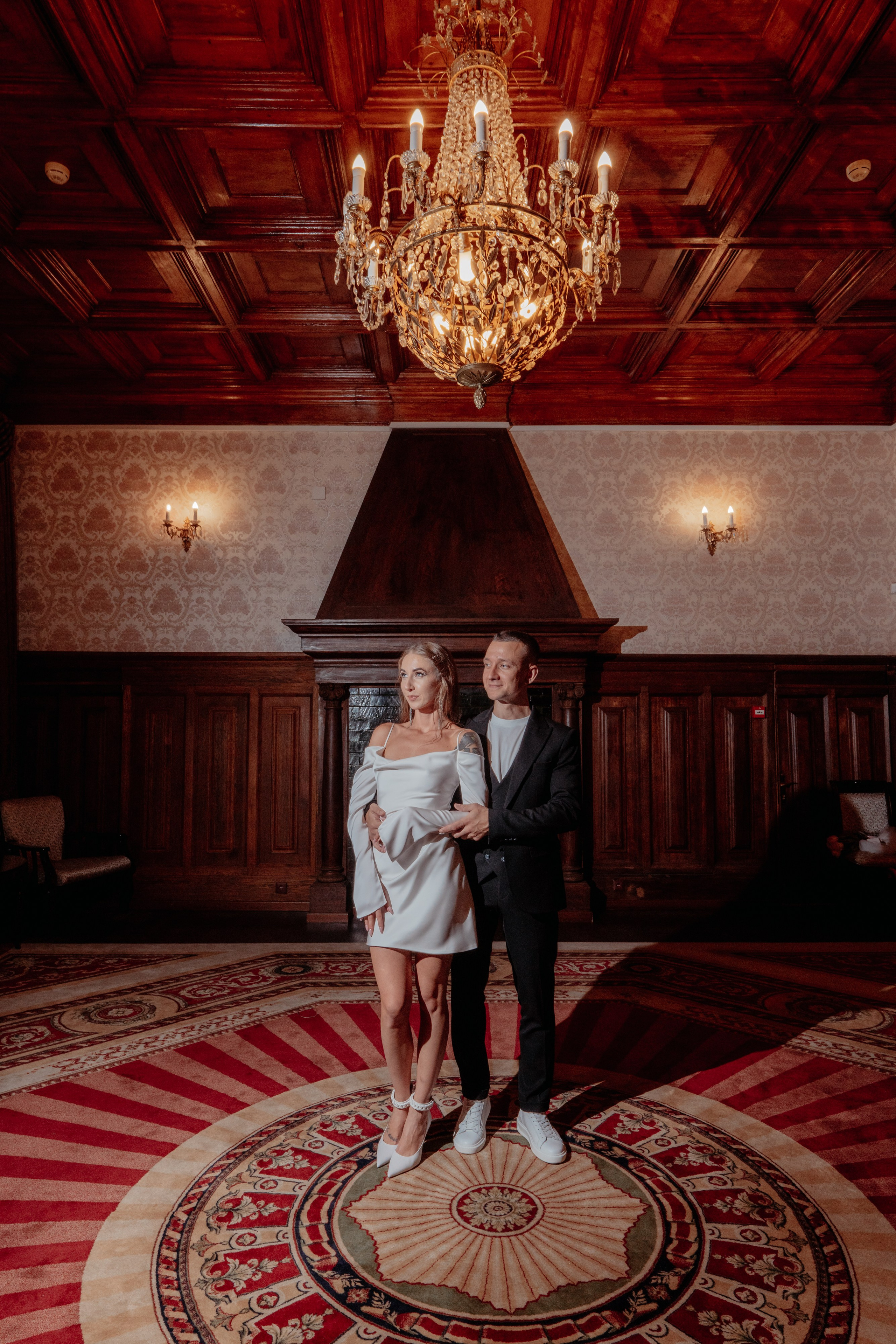 Жених и невеста в красном зале Петроградского района Санкт-Петербурга