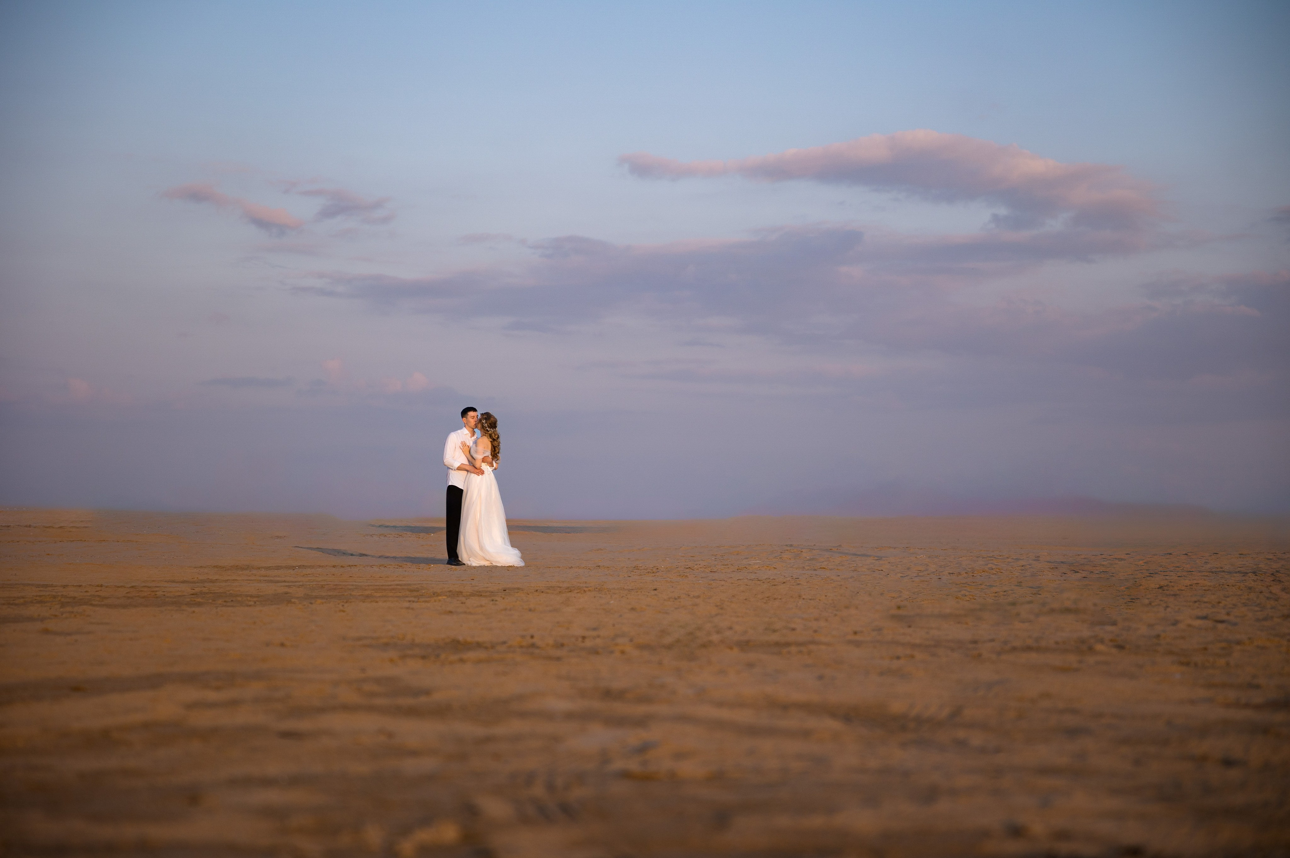 Свадебная фотосессия на берегу. Свадебный фотограф Астрахань