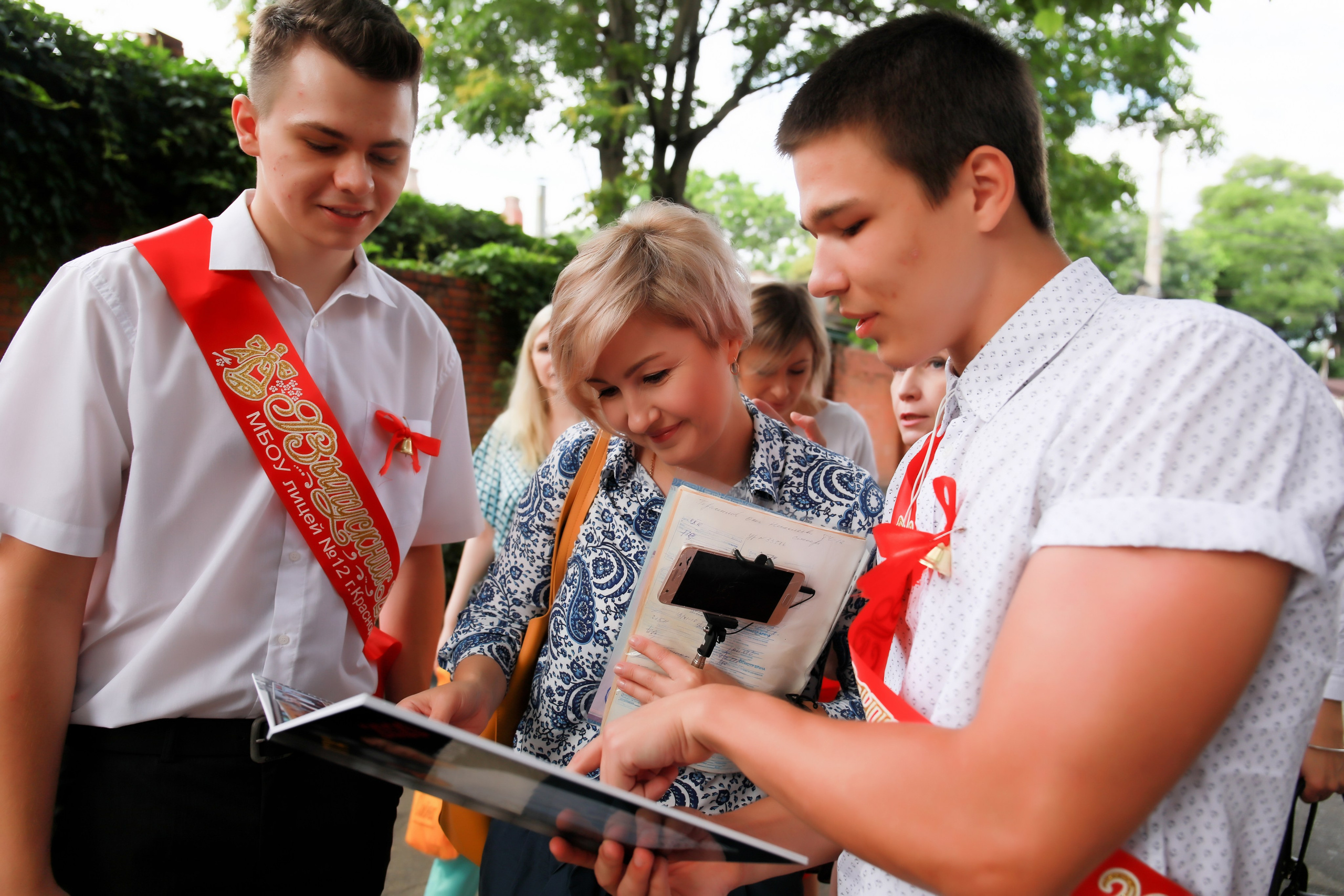 Вручение аттестатов (12 лицей). Детский семейный фотограф Краснодар