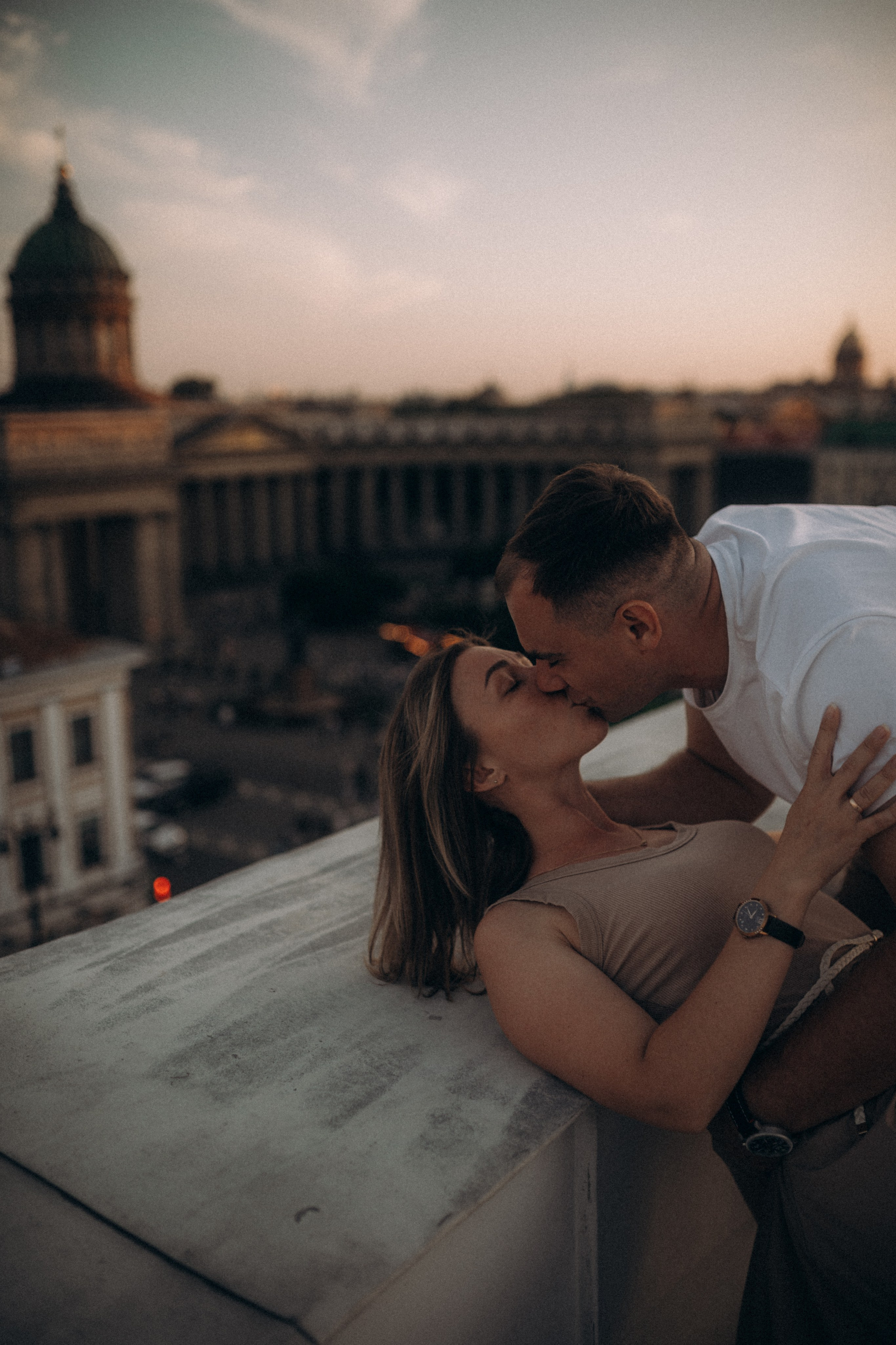 Мы сидим на питерской, теплой крыше. Фотограф в Санкт Петербурге Лара Великова