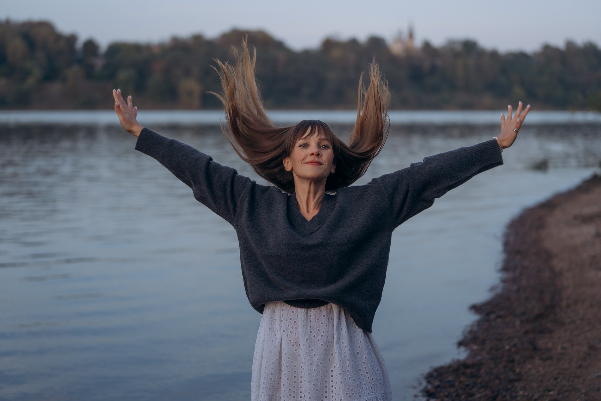 Индивидуальная летняя фотосессия на берегу реки. Свадебный и репортажный фотограф в Ярославле Евгений Сальников