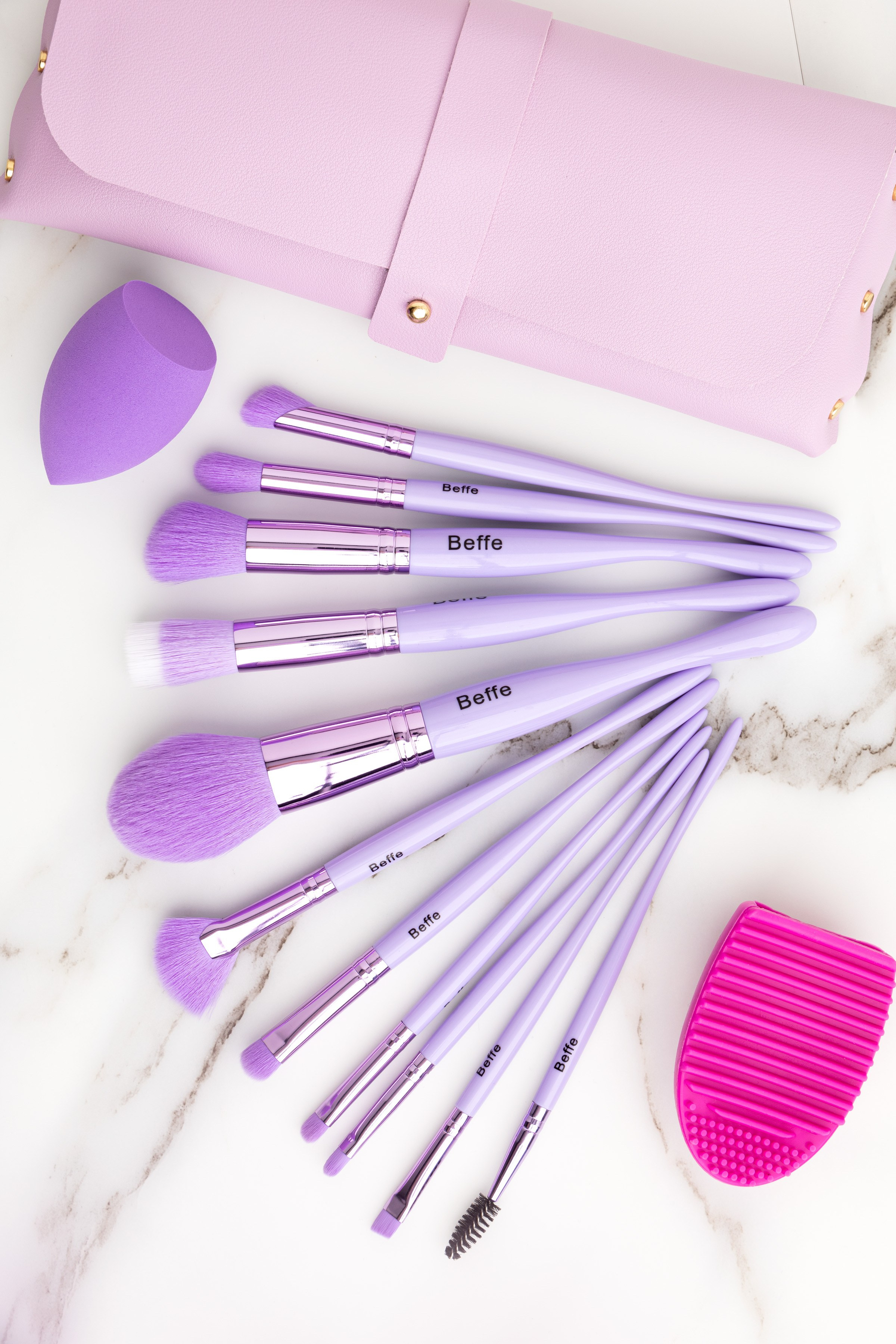 Сиреневые кисти с сумочкой на столе | Съемка для онлайн-магазина