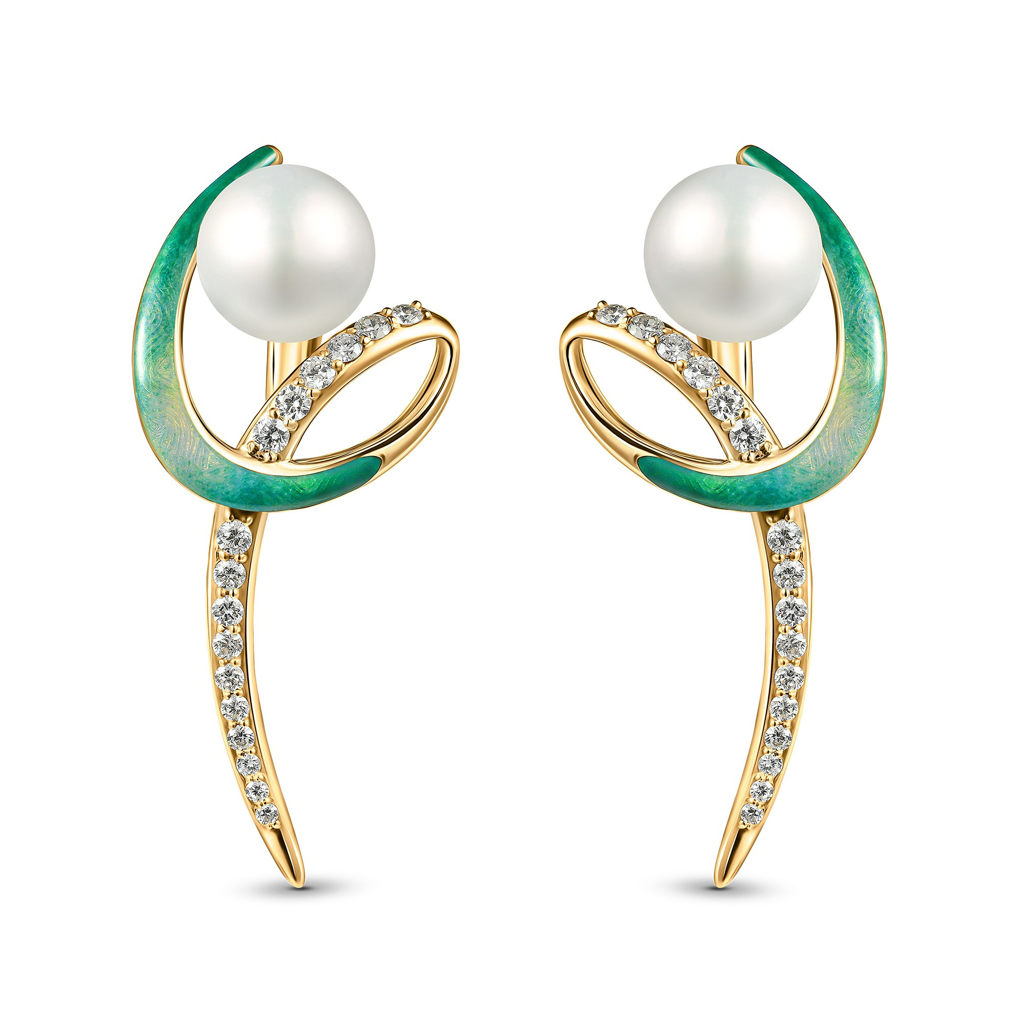 Ювелирное украшение - серьги с жемчугом на белом фоне, предметная съёмка 