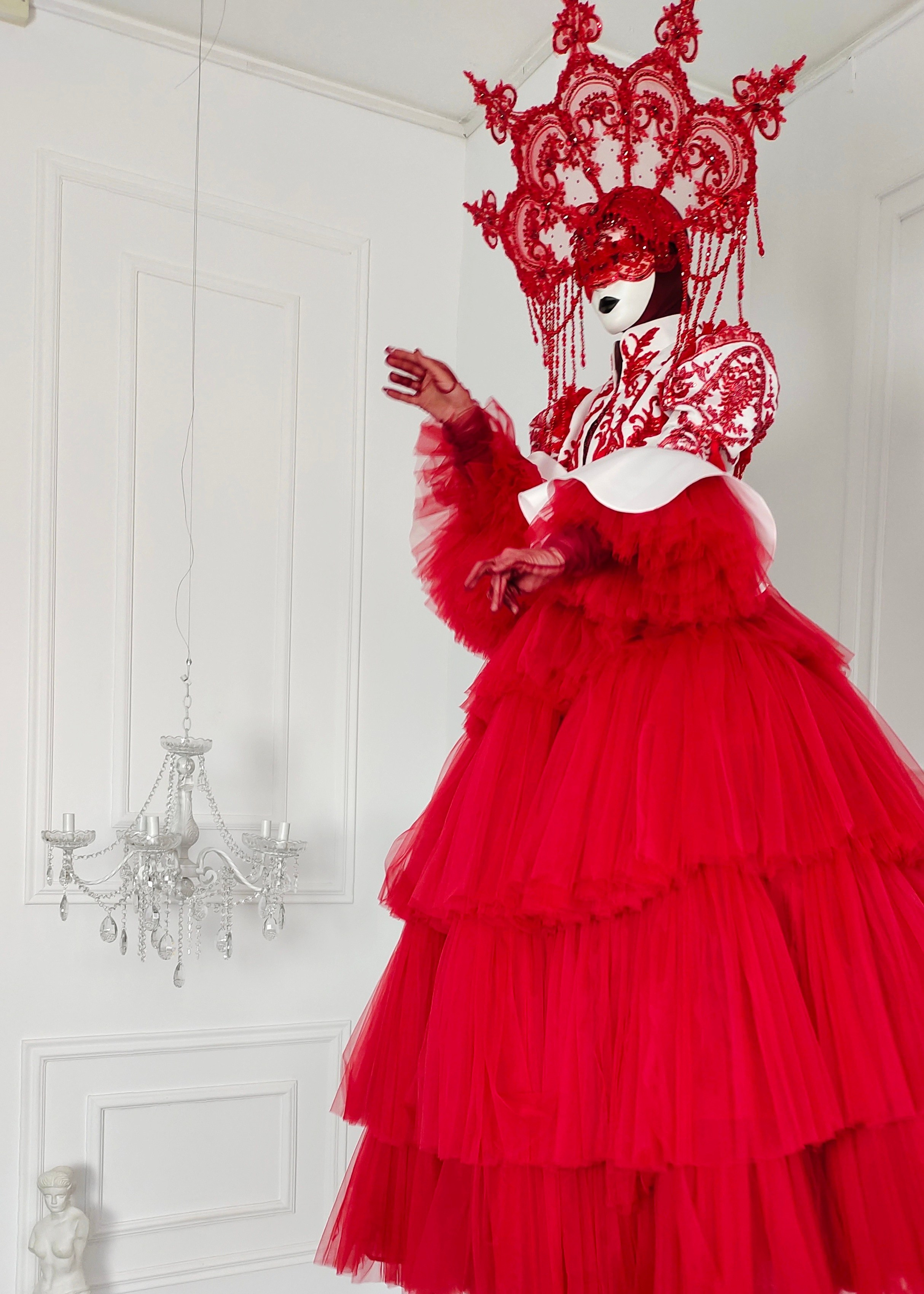 Ходулист в красном платье и кокошнике. Мимы и Ходулисты на встречу гостей. Москва