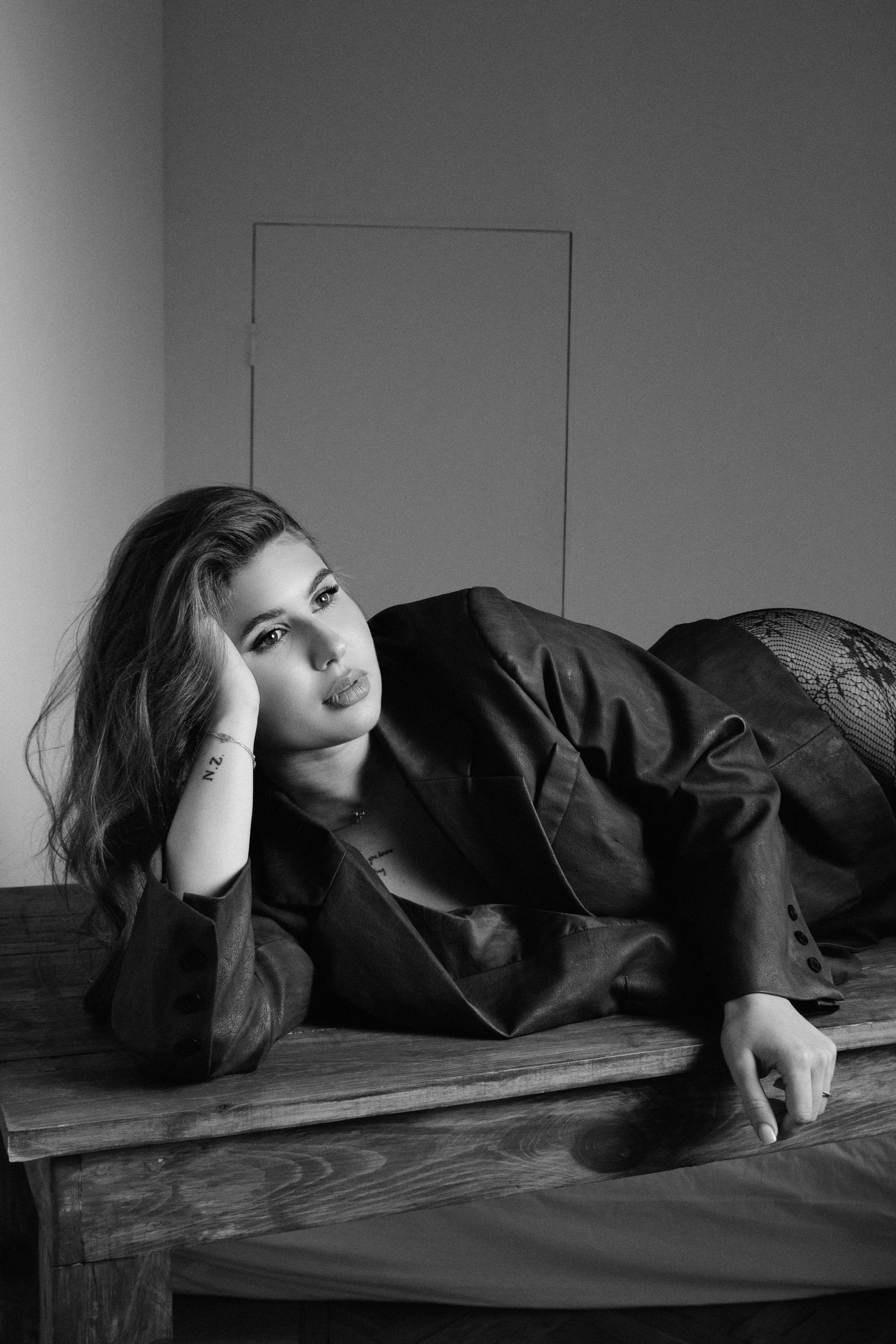 женский портрет черно белый 