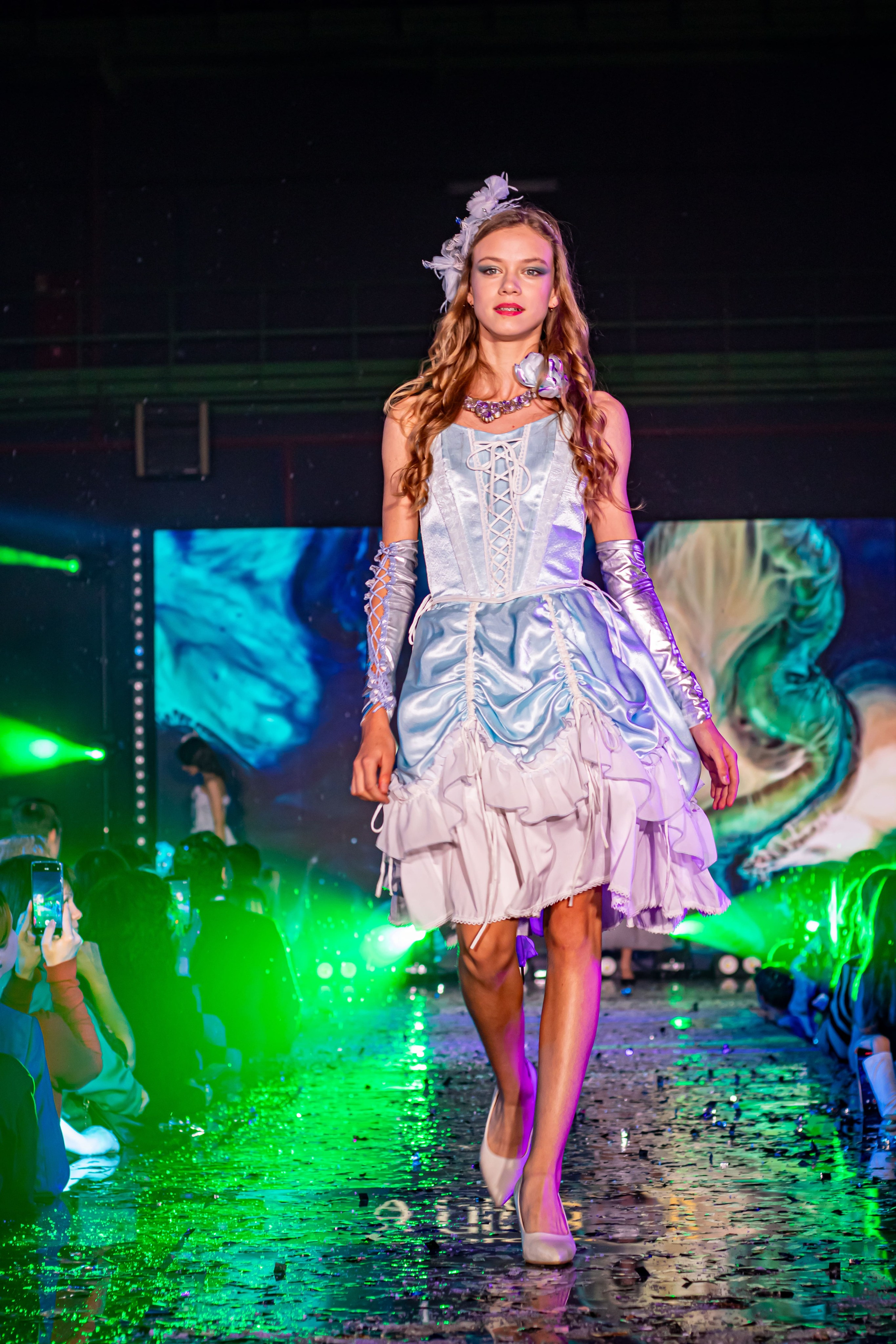 Модель в дизайнерском платье на сцене DMC MUSIC TV — репортажная fashion-съёмка фотограф Карасёва Елена 