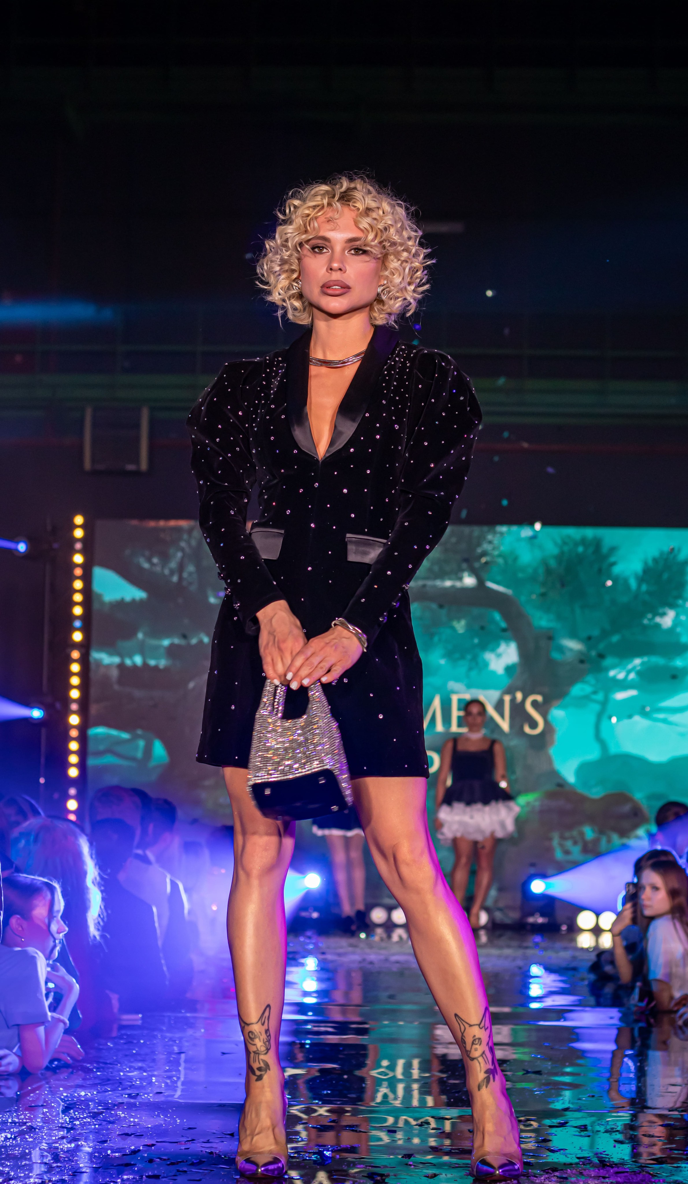 Подиумный выход модели в новогоднем образе — fashion-репортаж телепроекта DMC MUSIC TV