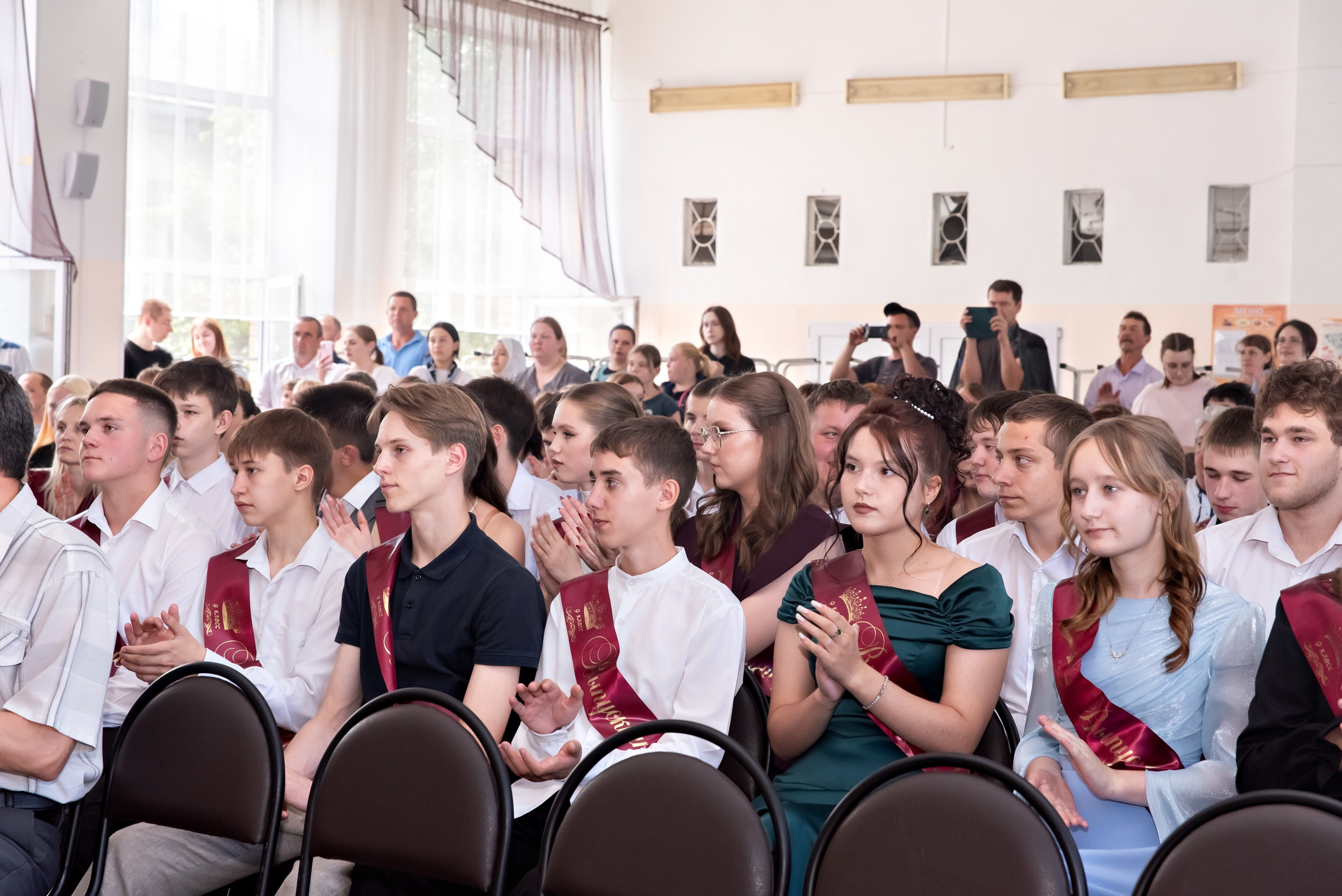 Выпускной школы № 3 вручение аттестатов в актовом зале. Свадебный и семейный фотограф в Кыштыме Челябинске Марина Шигапова