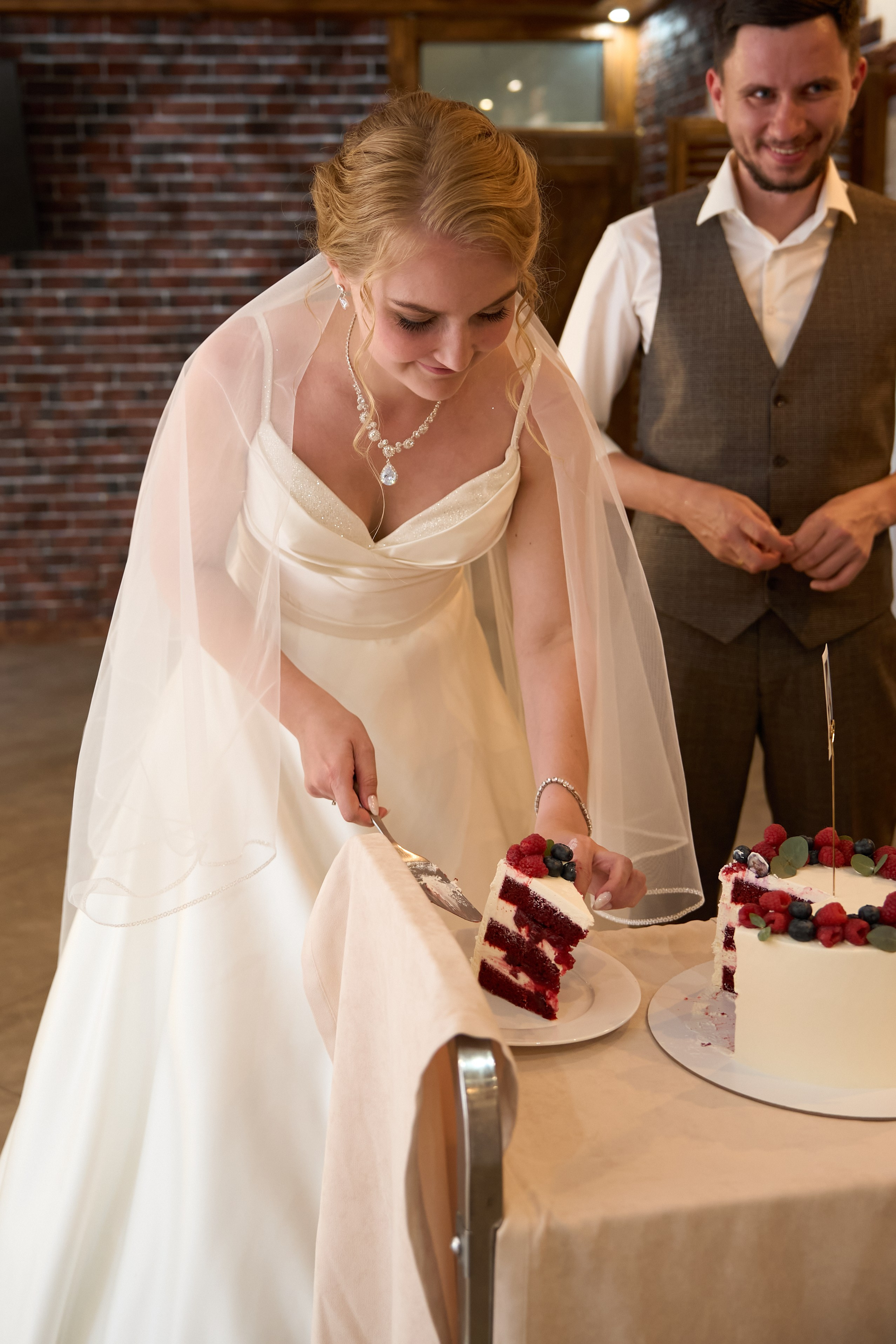 невеста режет торт для гостей на кусочки