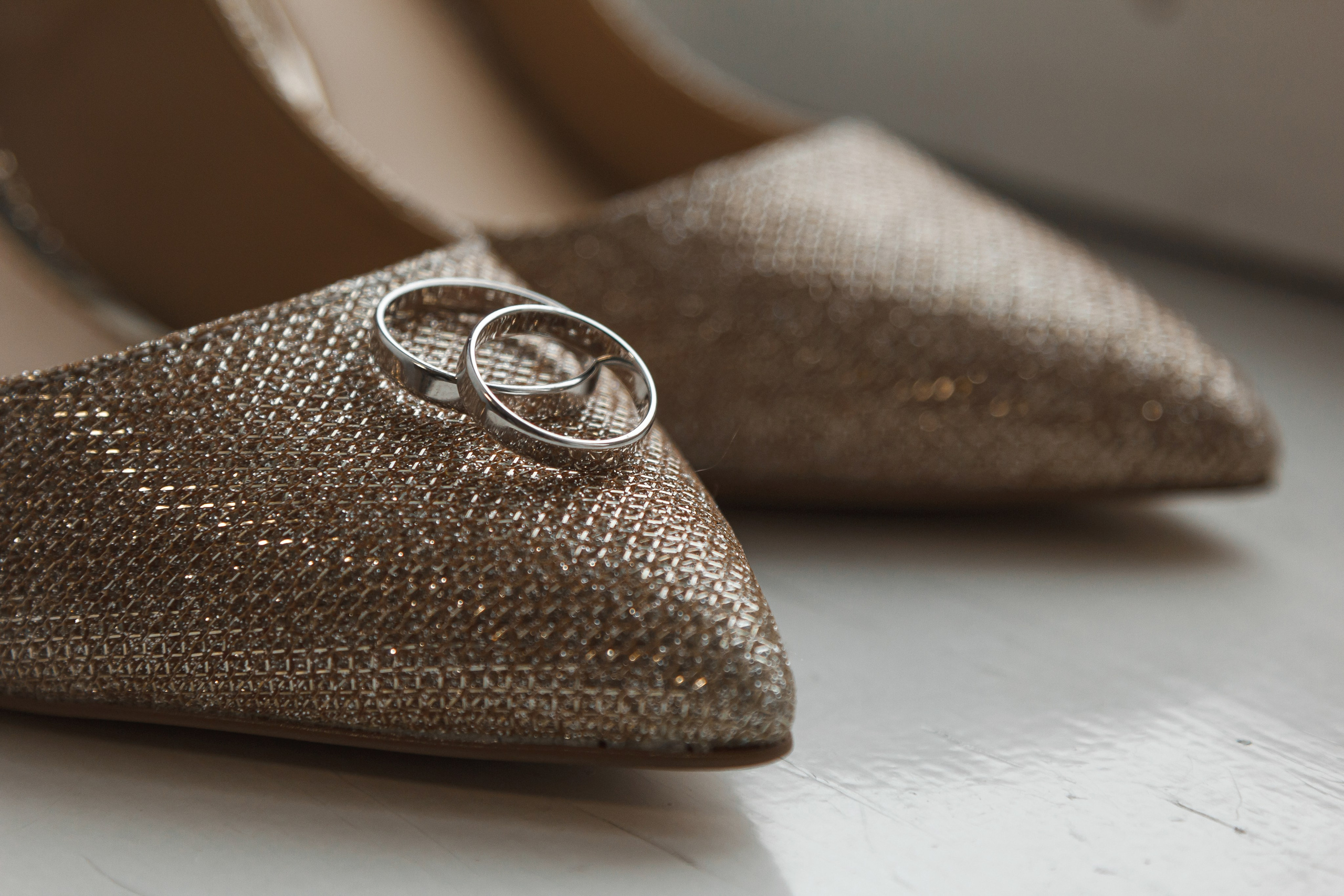 Туфли невесты и кольца. Свадебная фотография.