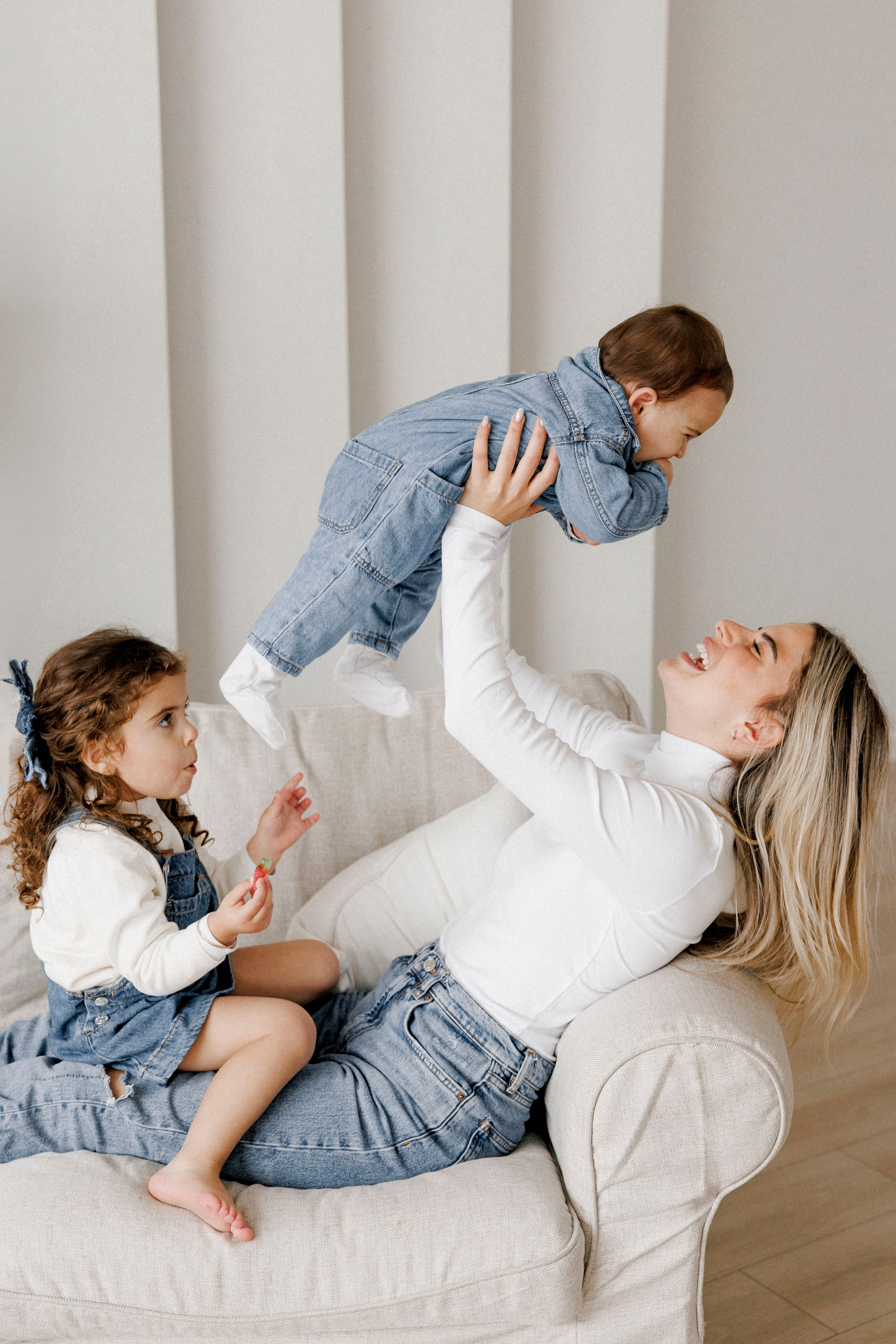 Family photoshoot in White Studio. Wedding and family photographer