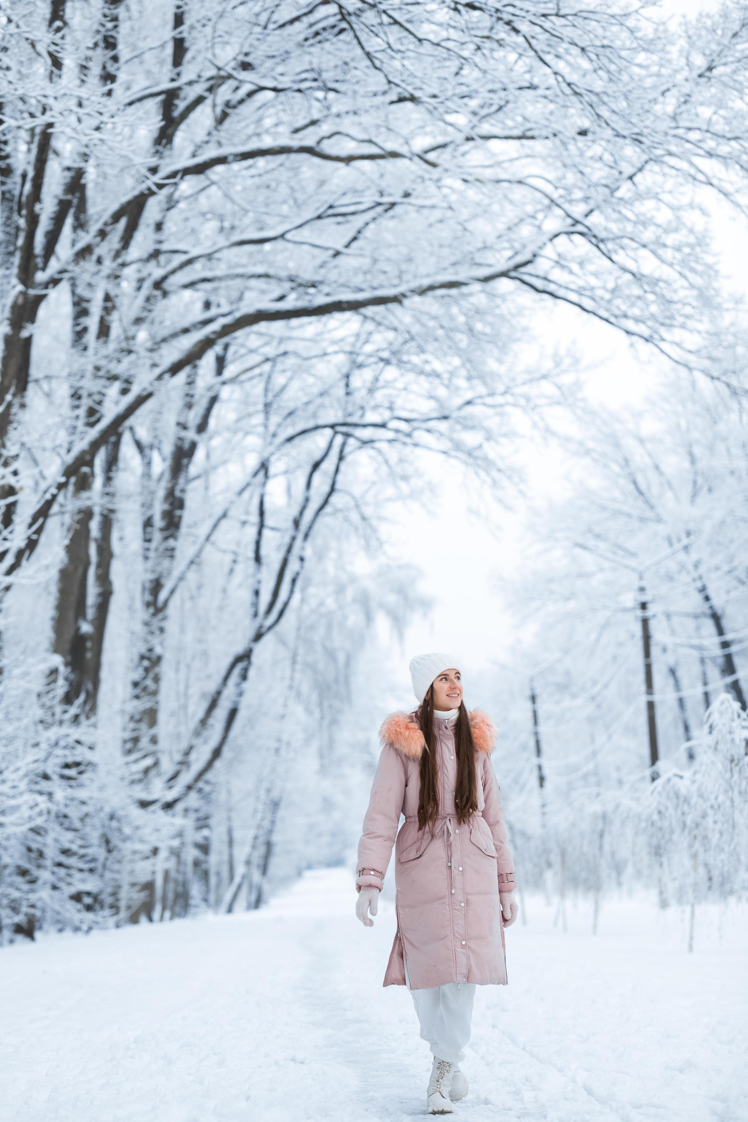 Софья и Василиса в заснеженном парке. Женский семейный фотограф Тула Москва Захарова Анна