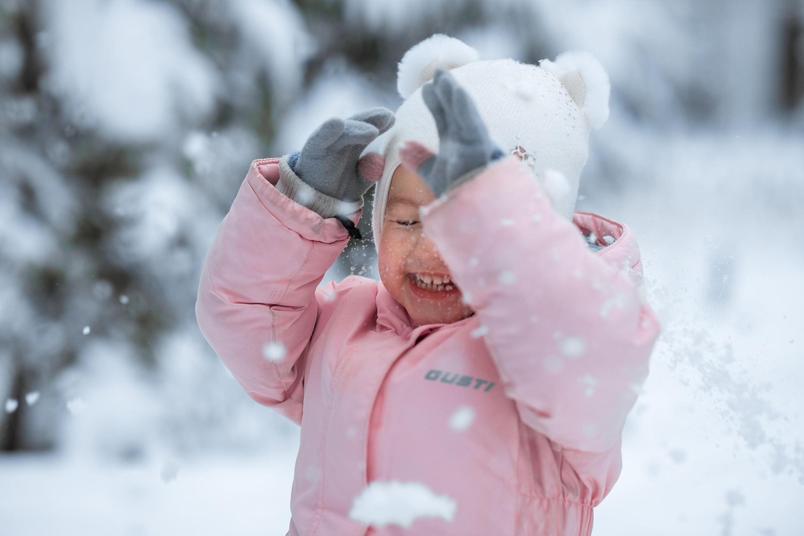 Софья и Василиса в заснеженном парке. Женский семейный фотограф Тула Москва Захарова Анна