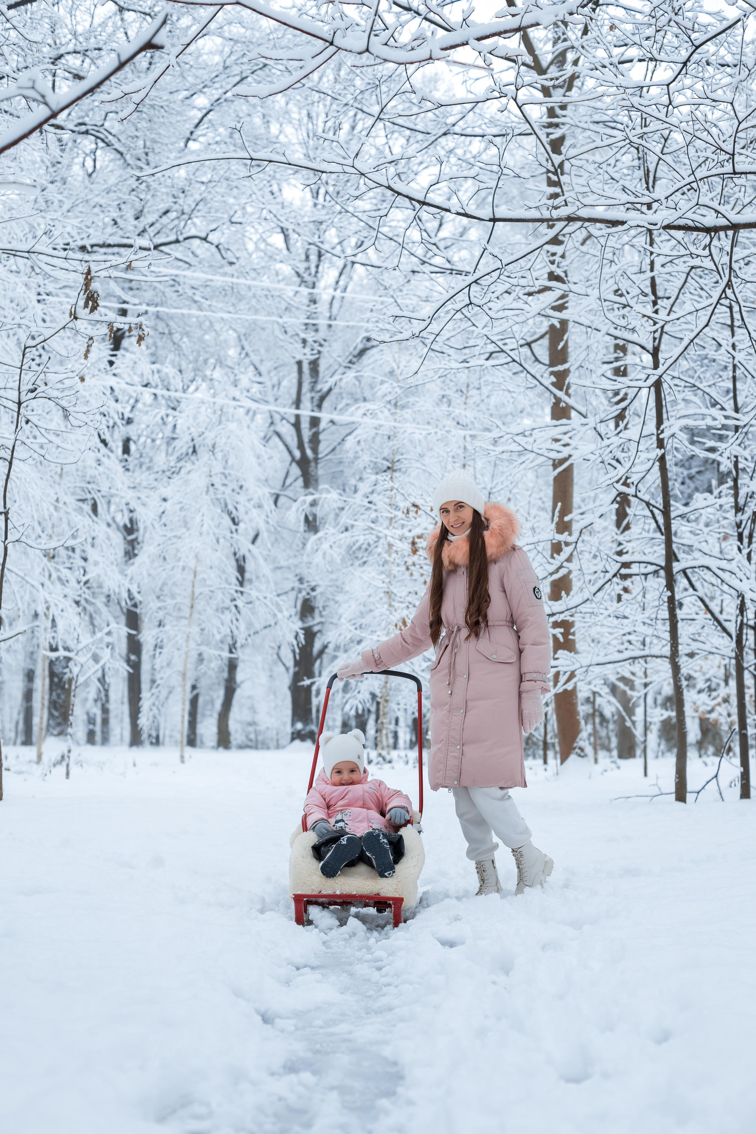 Софья и Василиса в заснеженном парке. Женский семейный фотограф Тула Москва Захарова Анна